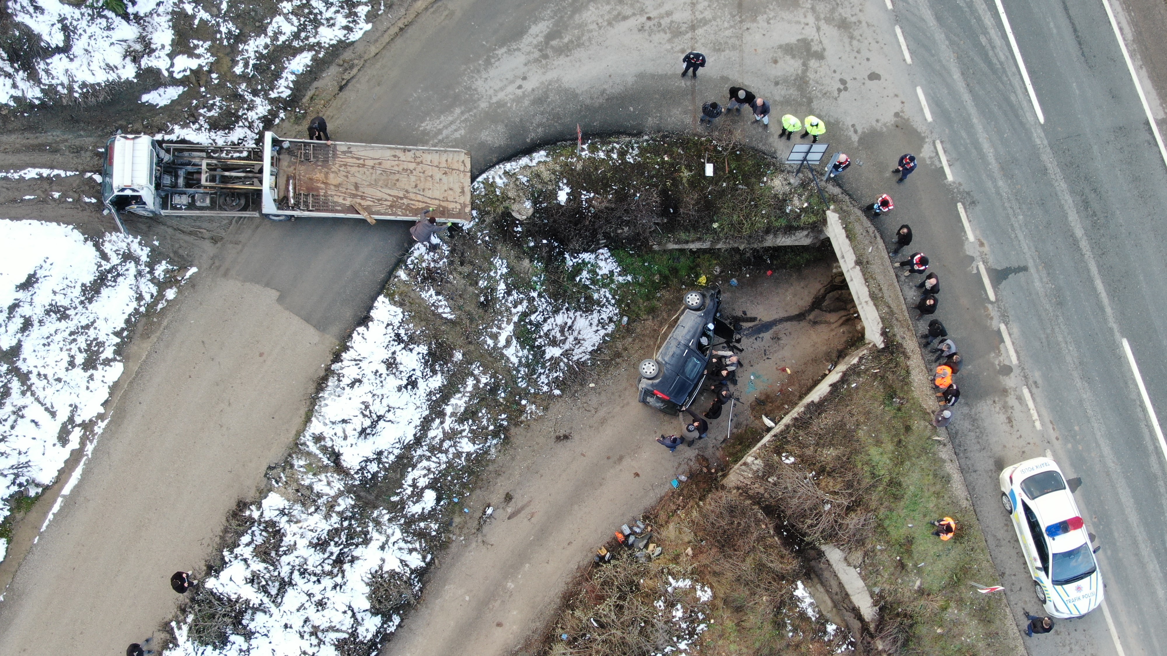 Şarampole Uçan Araç Alt Geçide Düştü! Sürücü Araç Altında Kalarak Can Verdi (10)