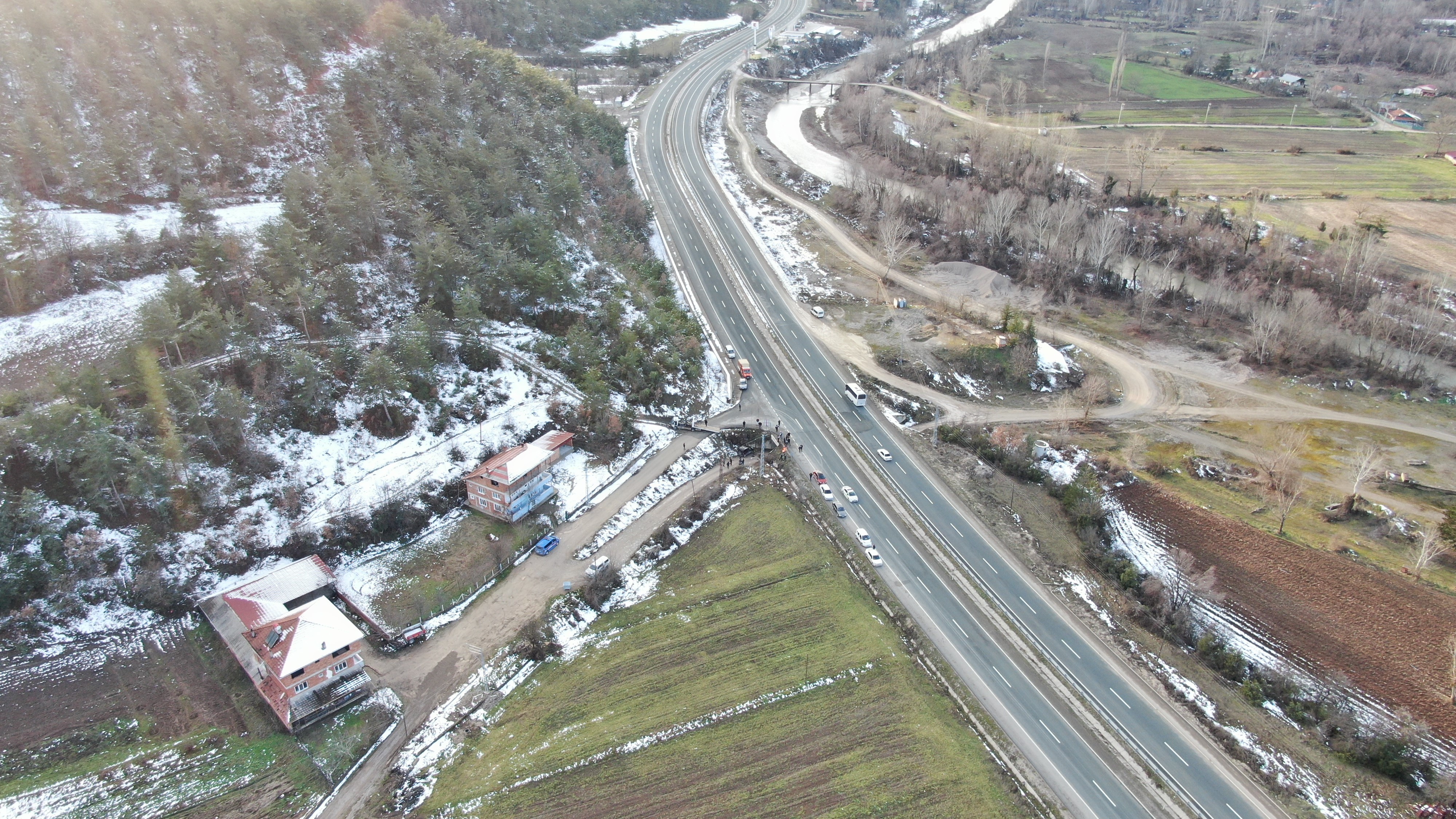 Şarampole Uçan Araç Alt Geçide Düştü! Sürücü Araç Altında Kalarak Can Verdi (11)