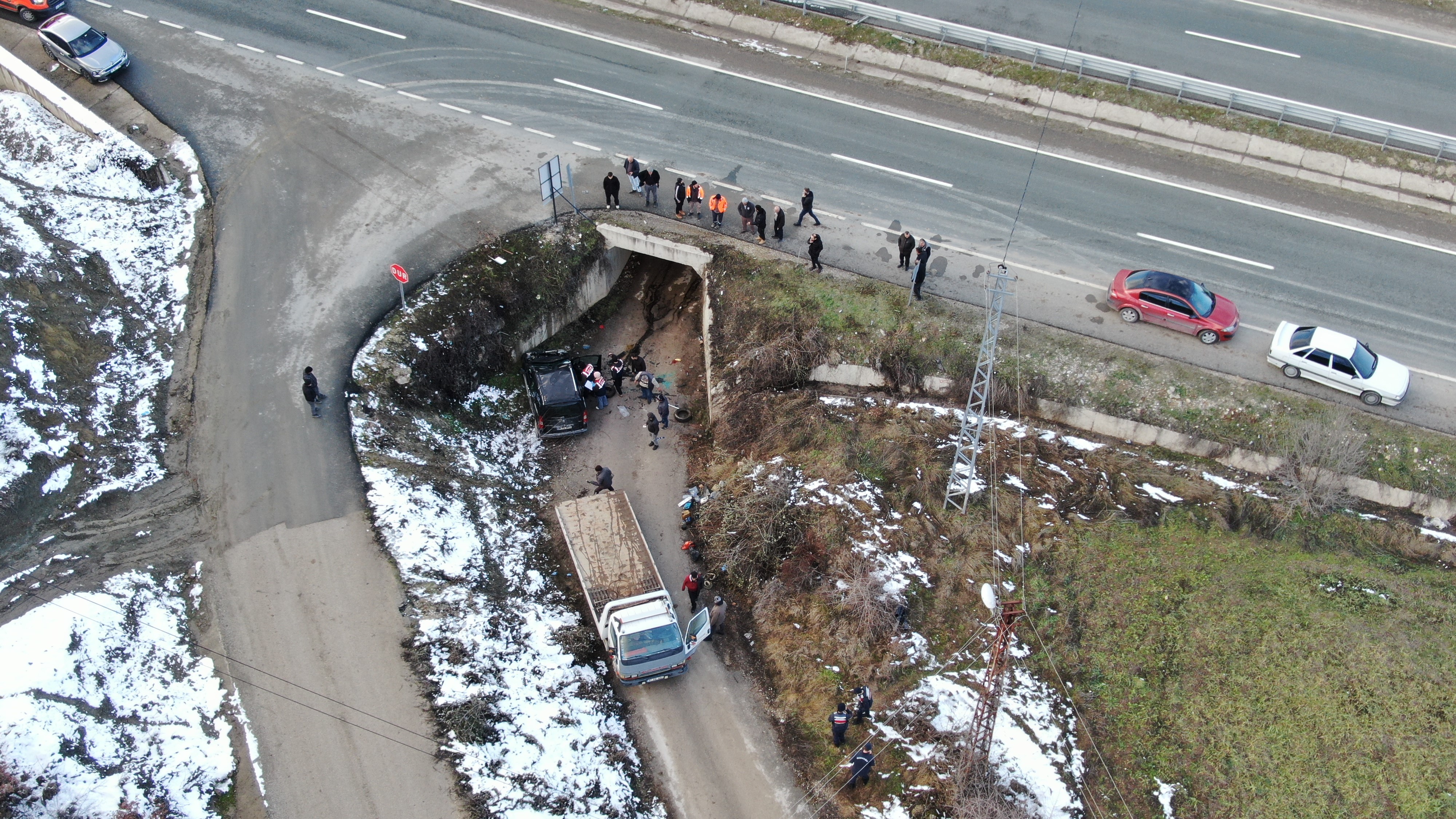 Şarampole Uçan Araç Alt Geçide Düştü! Sürücü Araç Altında Kalarak Can Verdi (3)