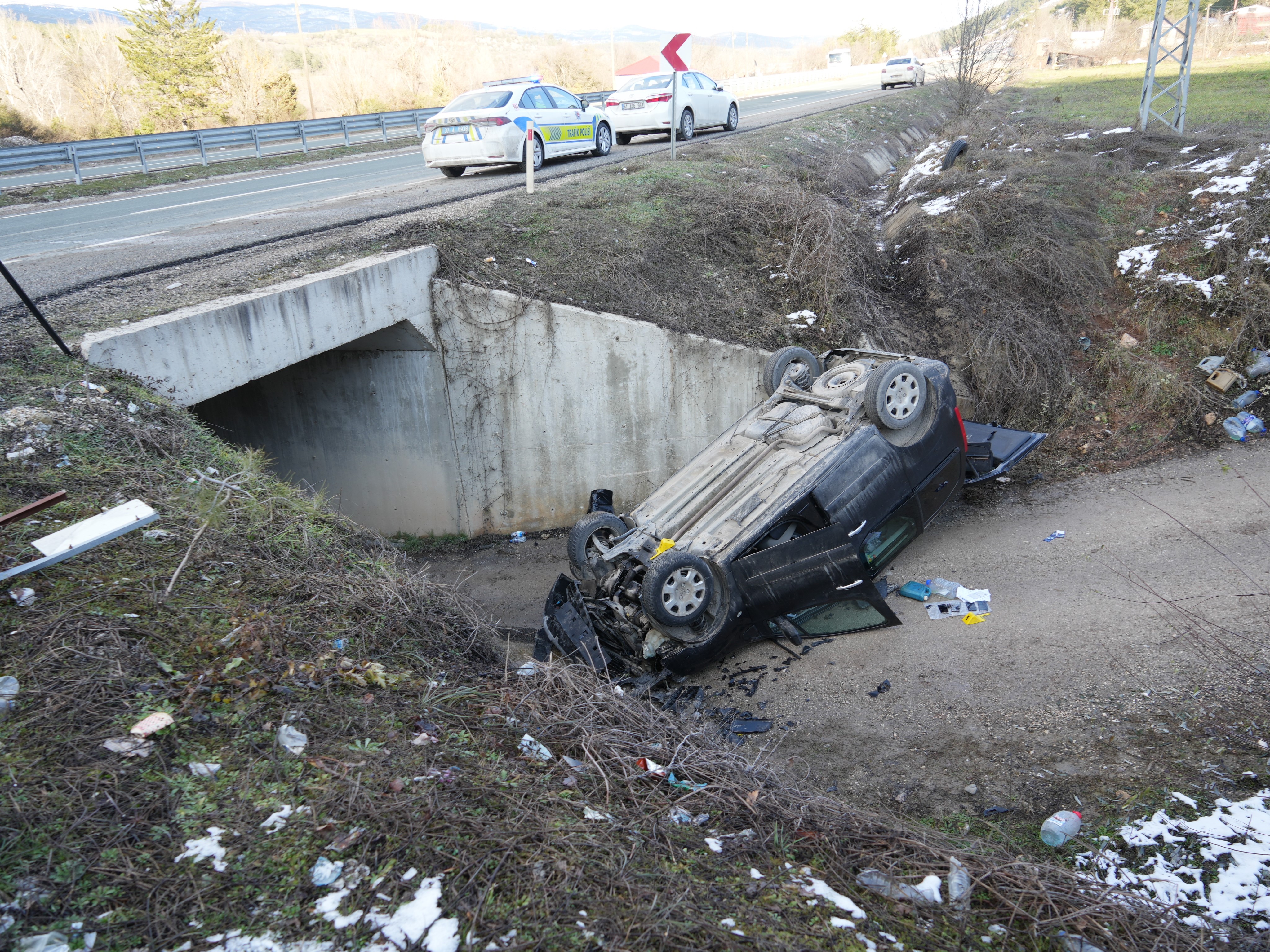 Şarampole Uçan Araç Alt Geçide Düştü! Sürücü Araç Altında Kalarak Can Verdi (5)