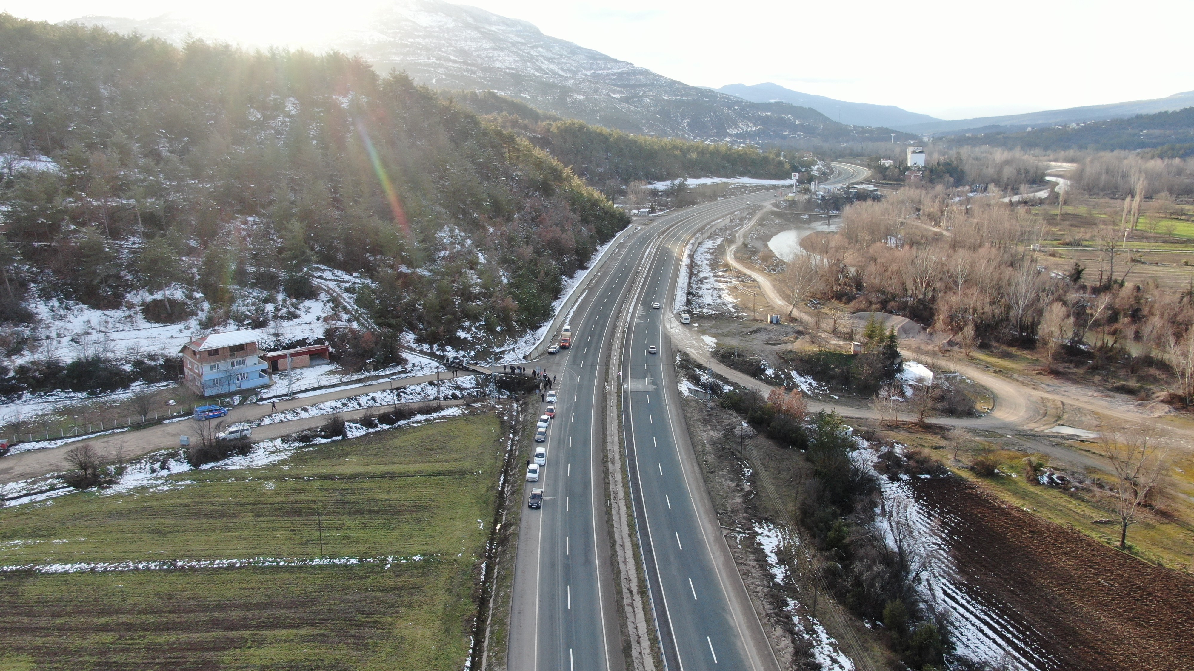 Şarampole Uçan Araç Alt Geçide Düştü! Sürücü Araç Altında Kalarak Can Verdi (6)