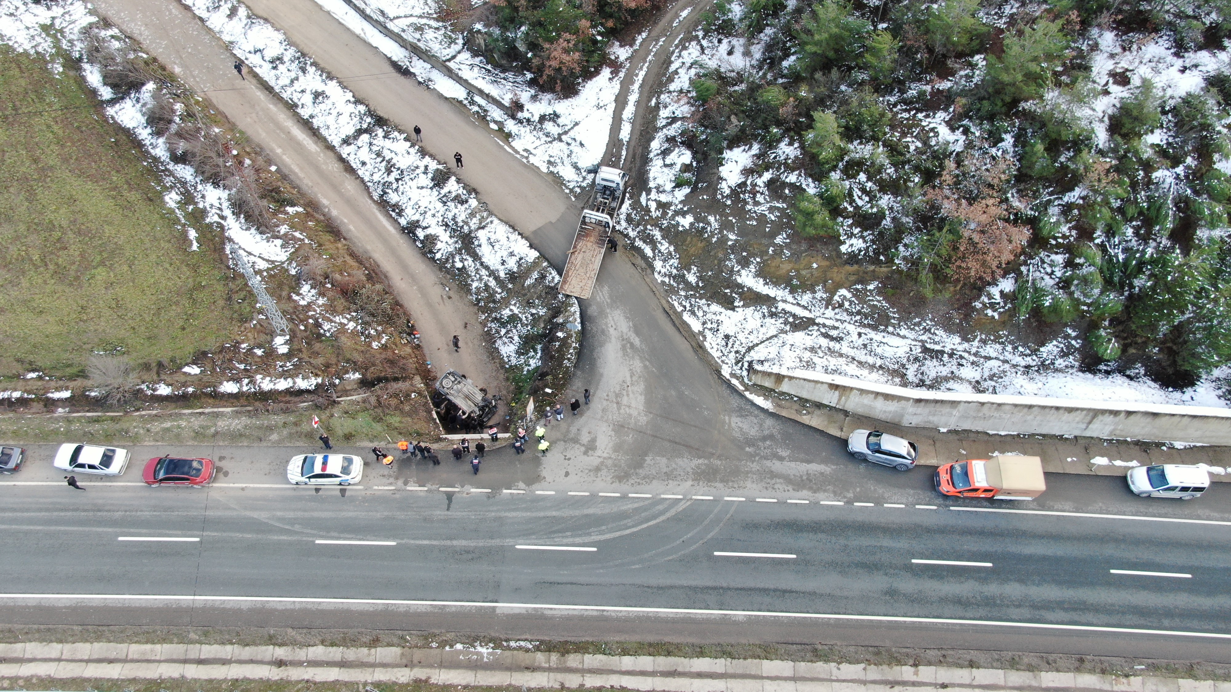 Şarampole Uçan Araç Alt Geçide Düştü! Sürücü Araç Altında Kalarak Can Verdi (7)
