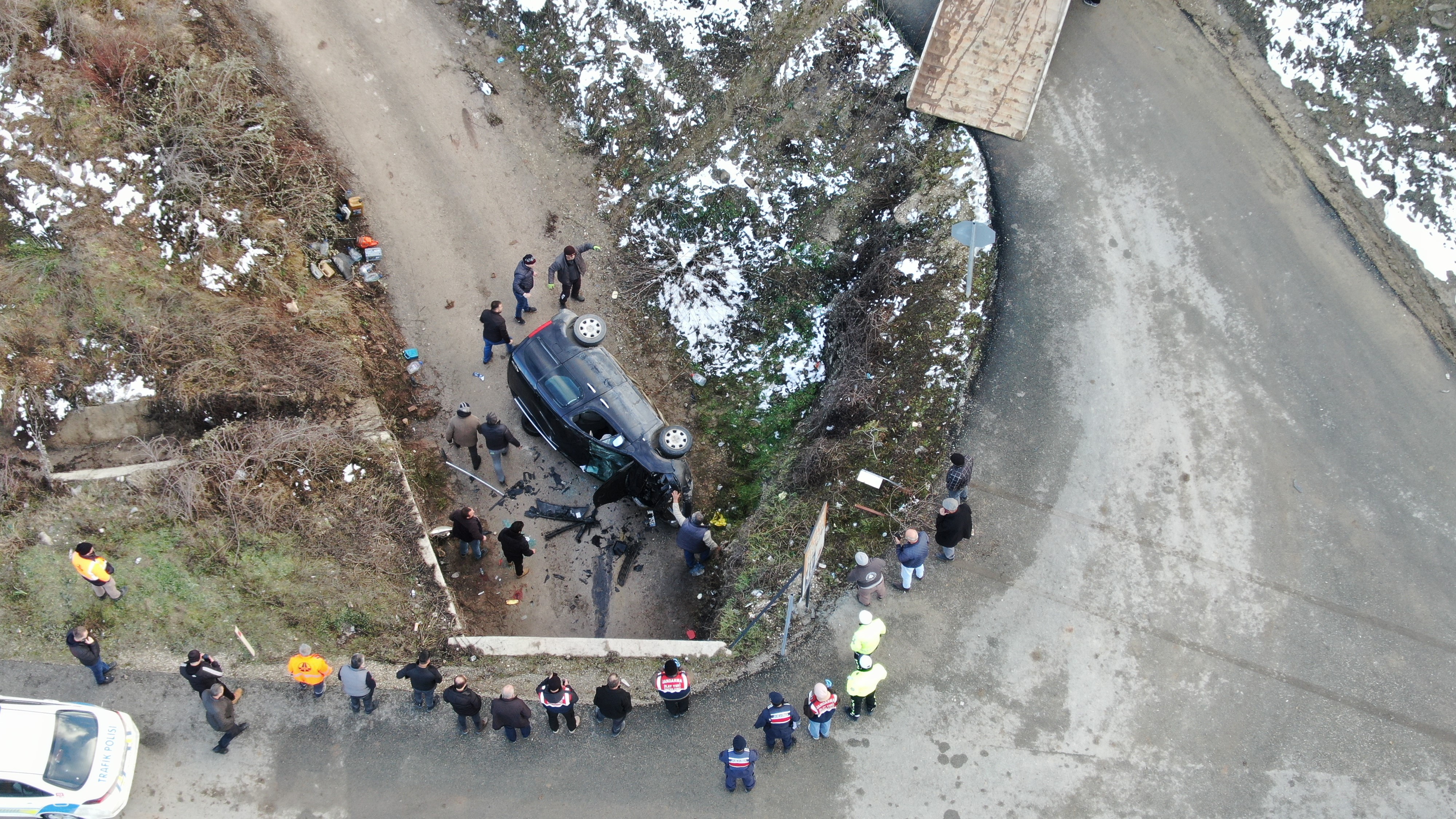 Şarampole Uçan Araç Alt Geçide Düştü! Sürücü Araç Altında Kalarak Can Verdi (9)