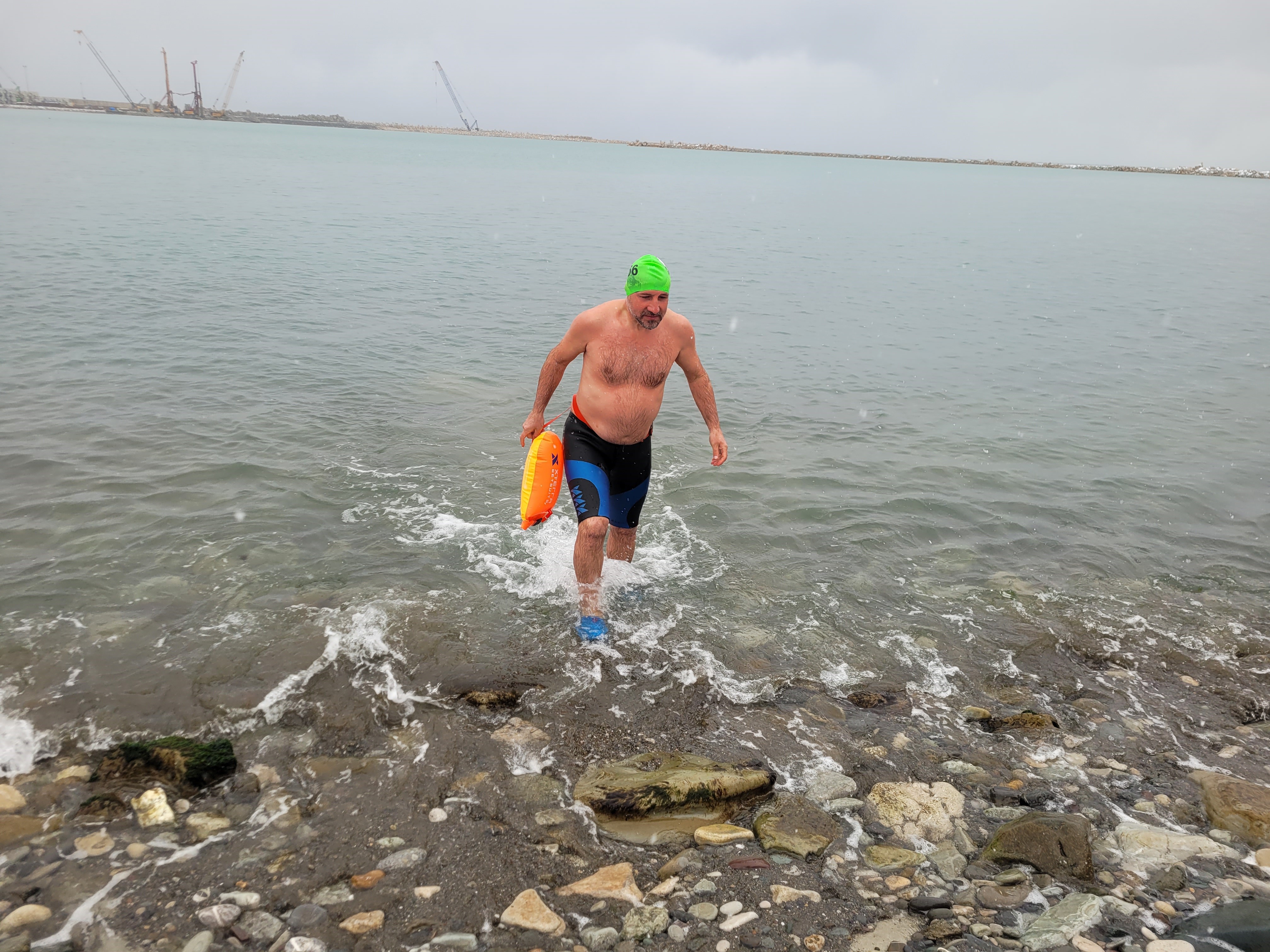 Şaşırtan Görüntü Kar Yağışı Altında Denize Girdi (10)