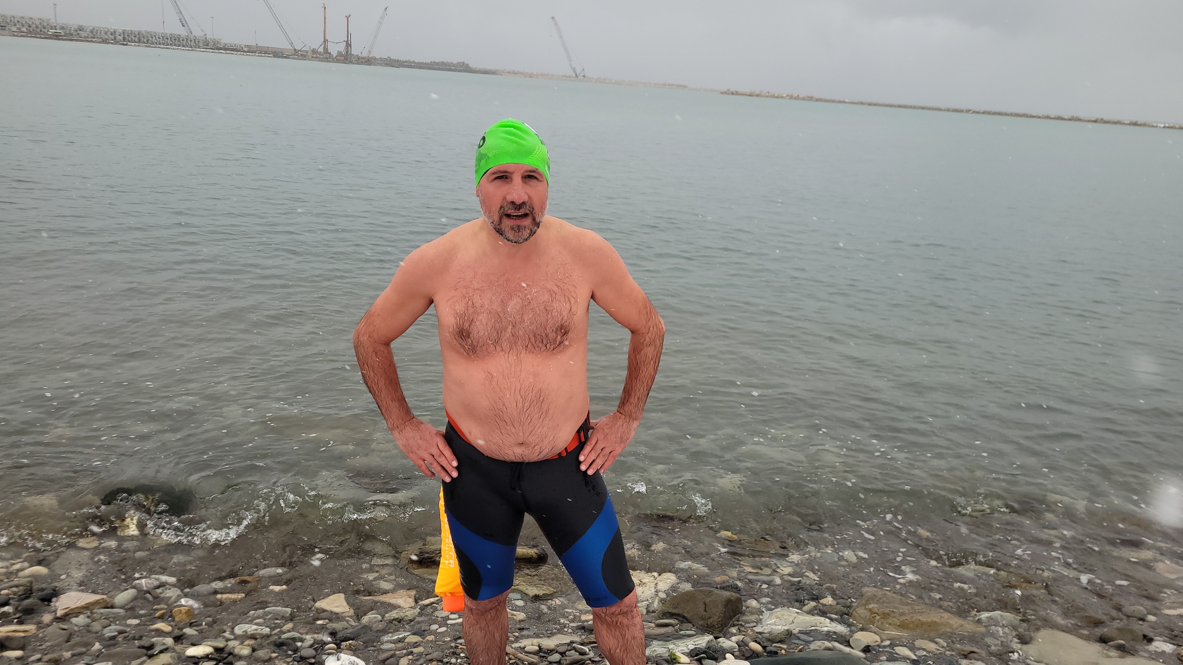 Şaşırtan Görüntü Kar Yağışı Altında Denize Girdi (2)