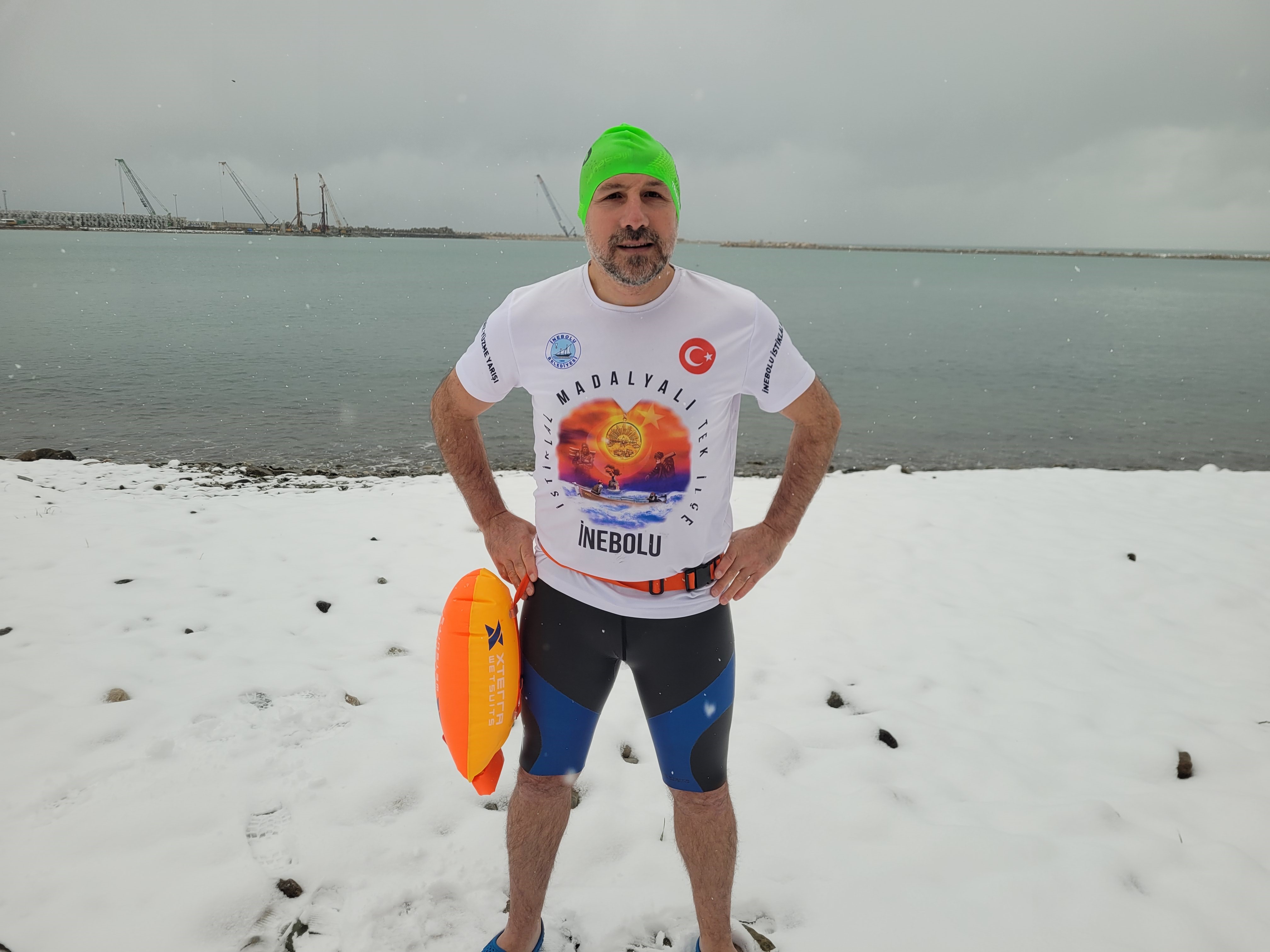 Şaşırtan Görüntü Kar Yağışı Altında Denize Girdi (3)