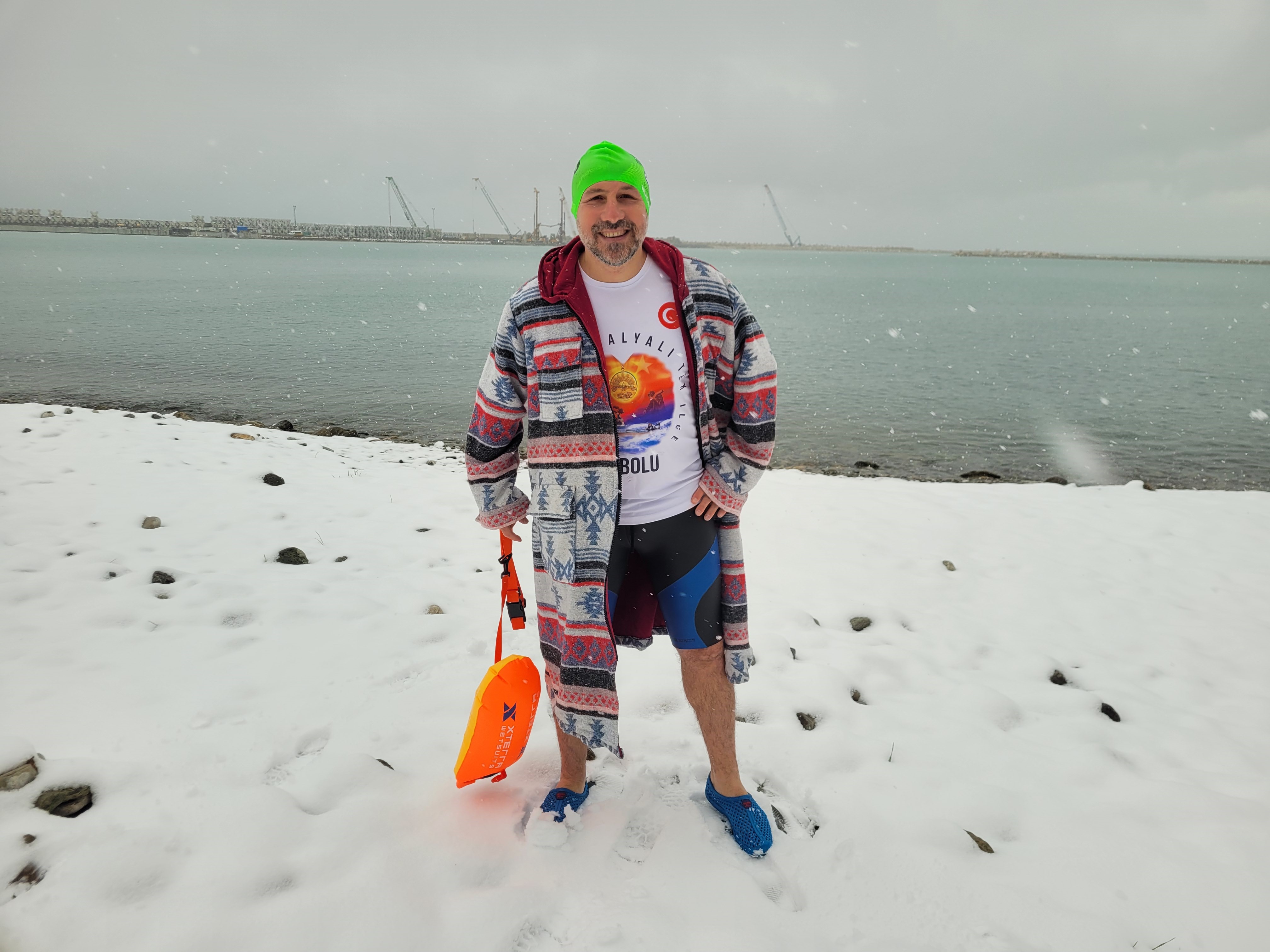 Şaşırtan Görüntü Kar Yağışı Altında Denize Girdi (5)