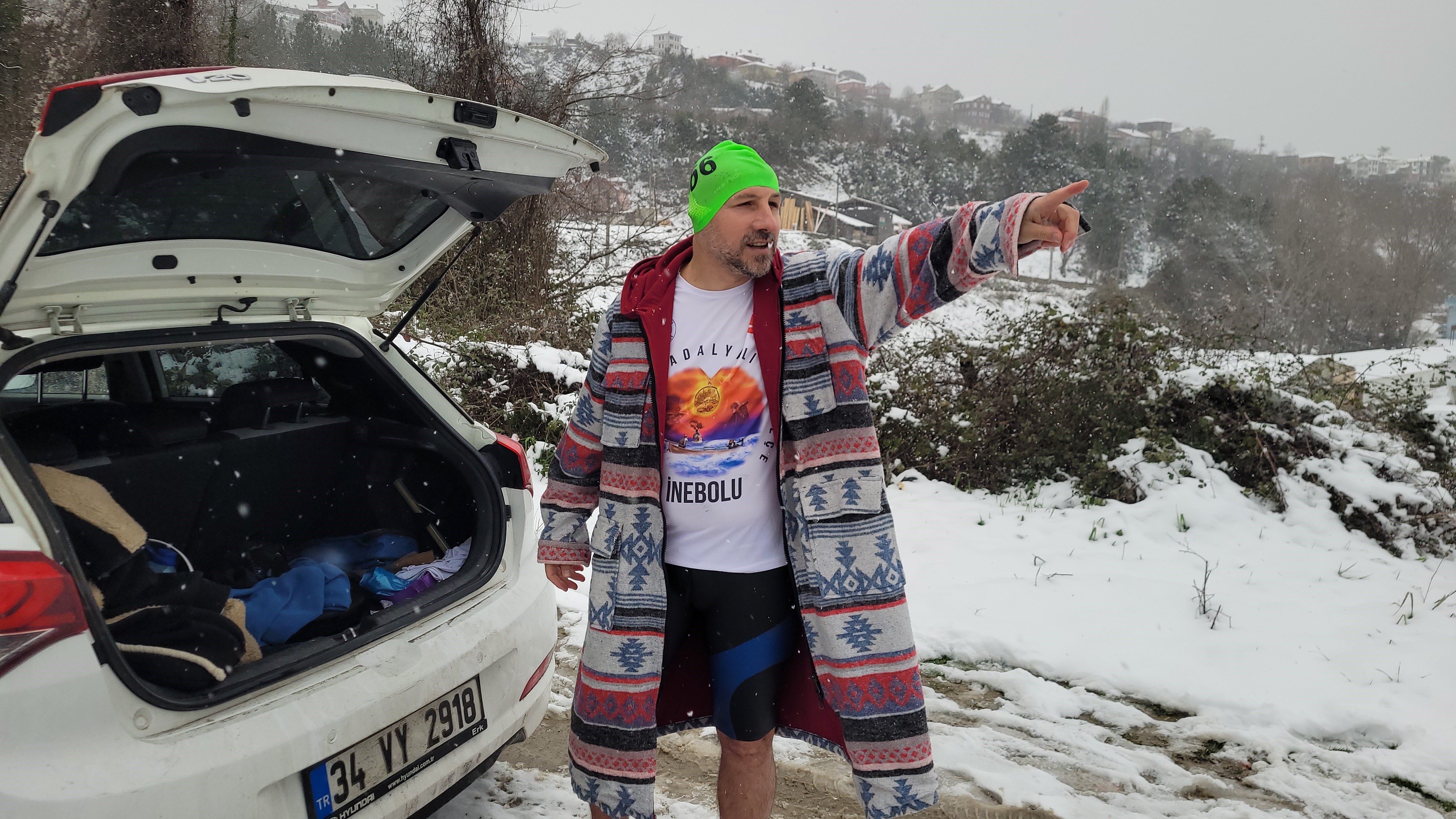 Şaşırtan Görüntü Kar Yağışı Altında Denize Girdi (6)