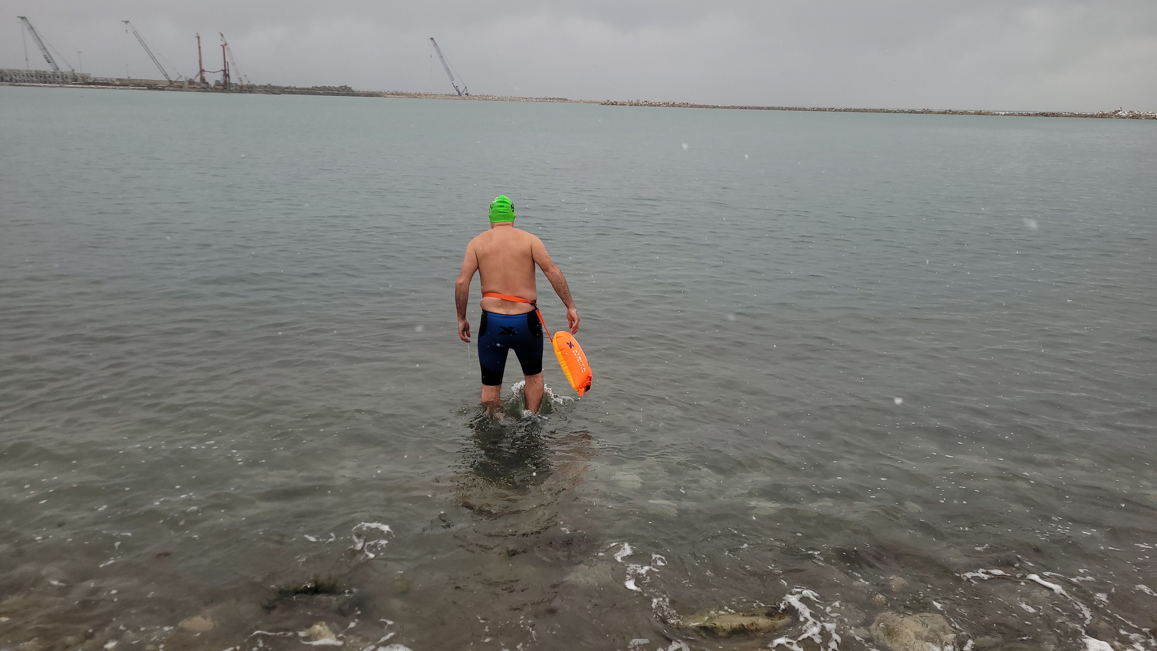 Şaşırtan Görüntü Kar Yağışı Altında Denize Girdi (7)