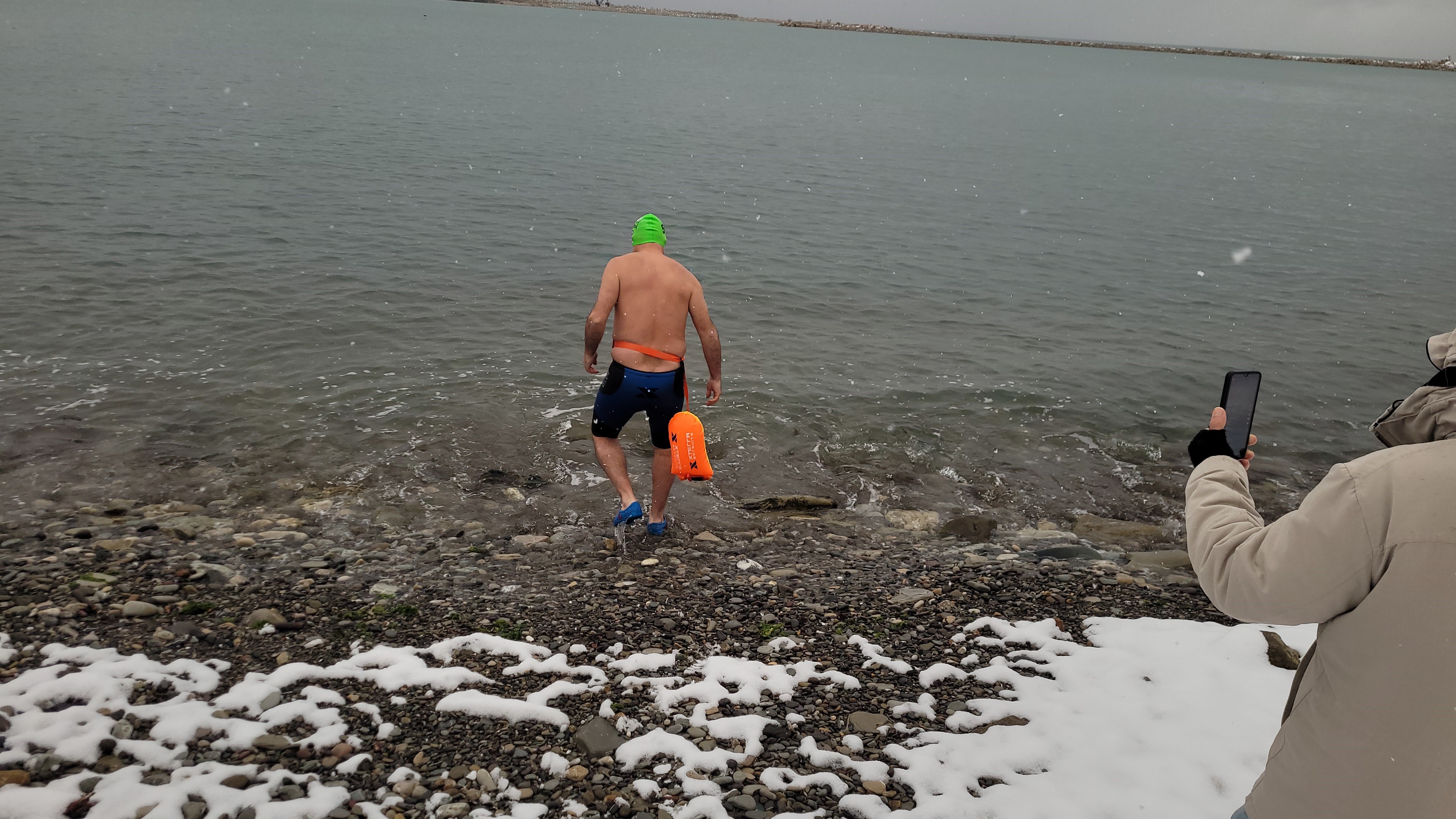 Şaşırtan Görüntü Kar Yağışı Altında Denize Girdi (8)