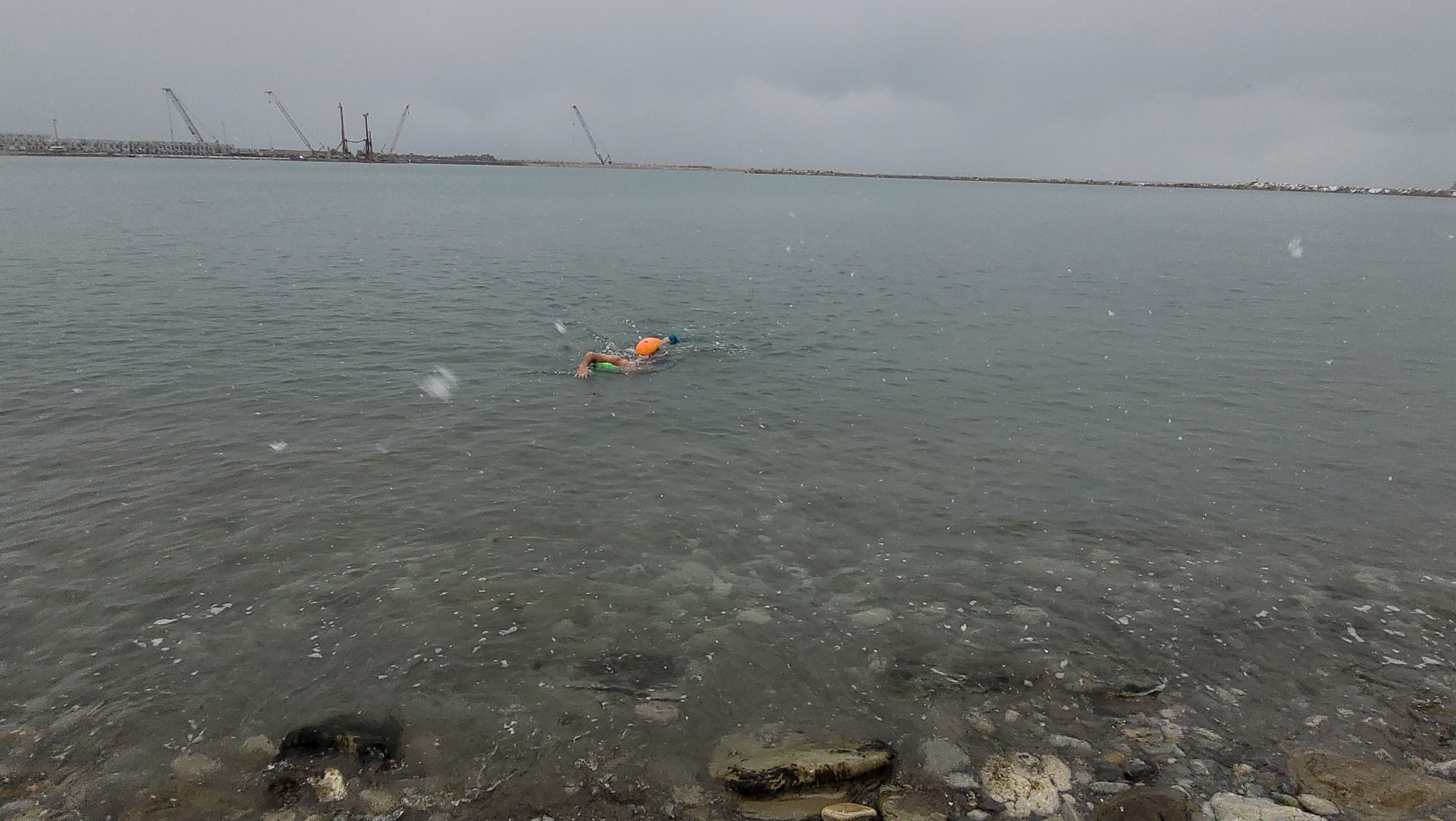 Şaşırtan Görüntü Kar Yağışı Altında Denize Girdi (9)