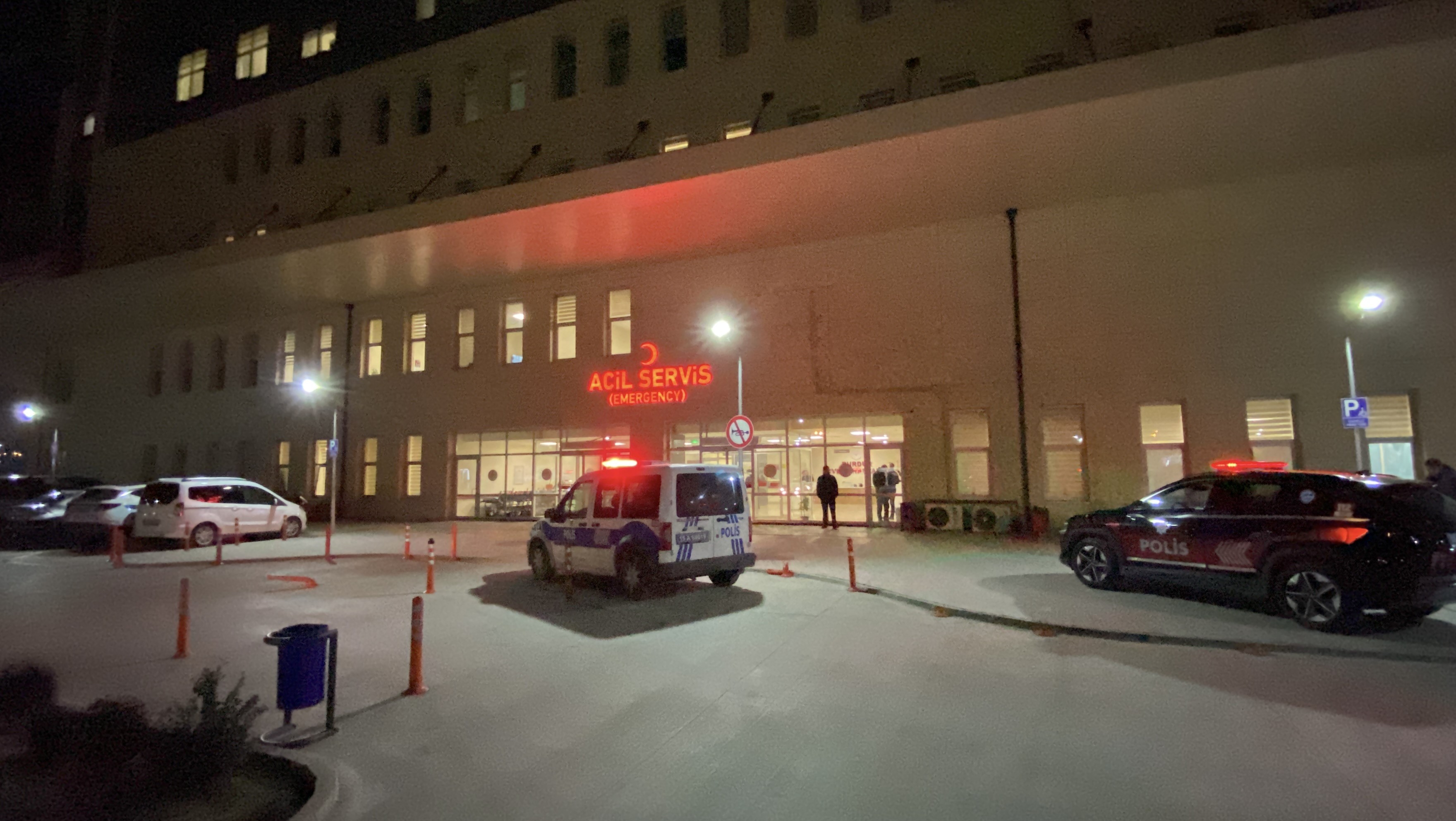 Sebebi Henuz Bilinmiyor 17 Yasindaki Iki Genc Birbirine Girdi Bicak Ve Yumruklar Havad (2)