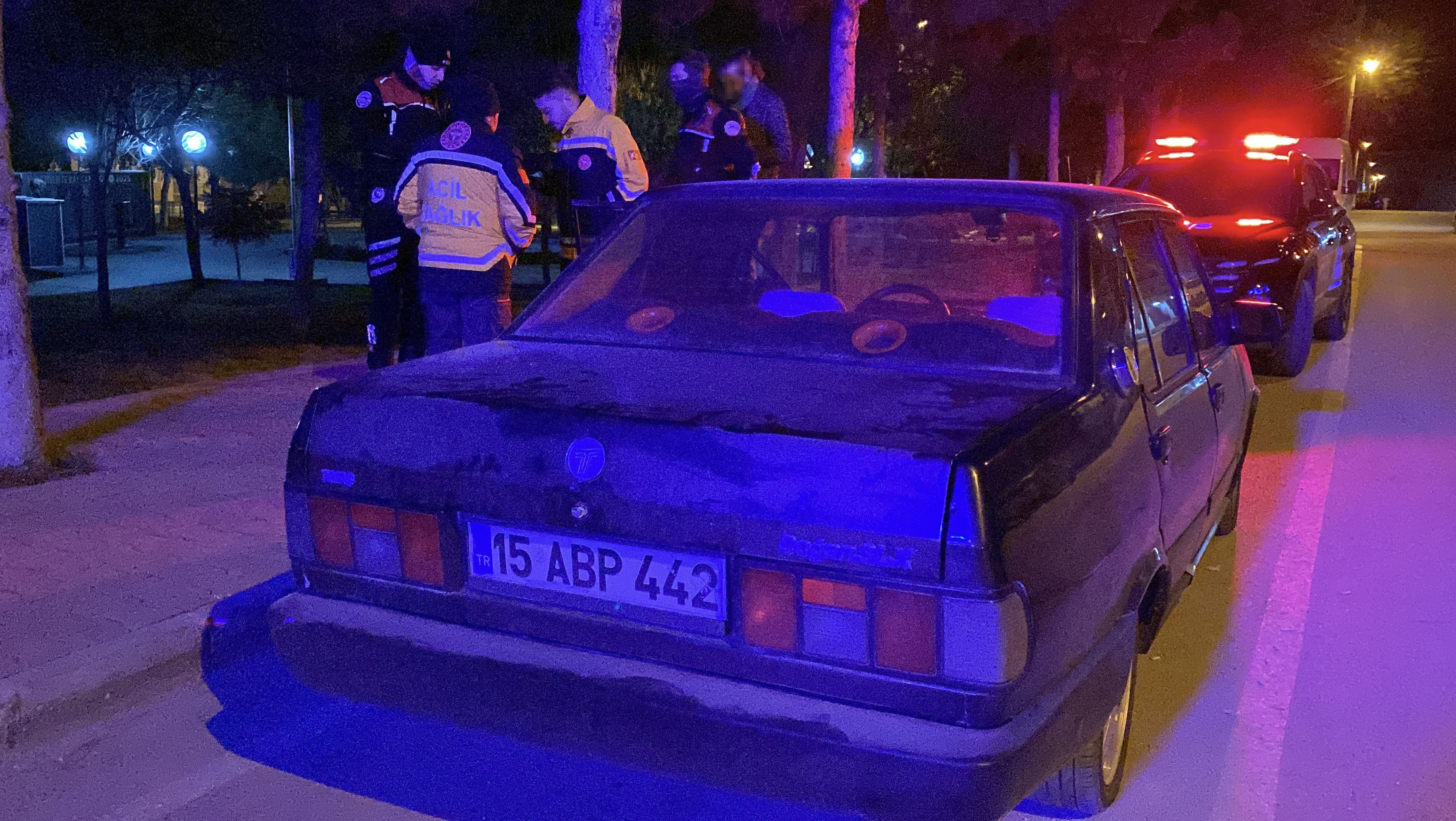 Sebebi Henuz Bilinmiyor 17 Yasindaki Iki Genc Birbirine Girdi Bicak Ve Yumruklar Havad (3)