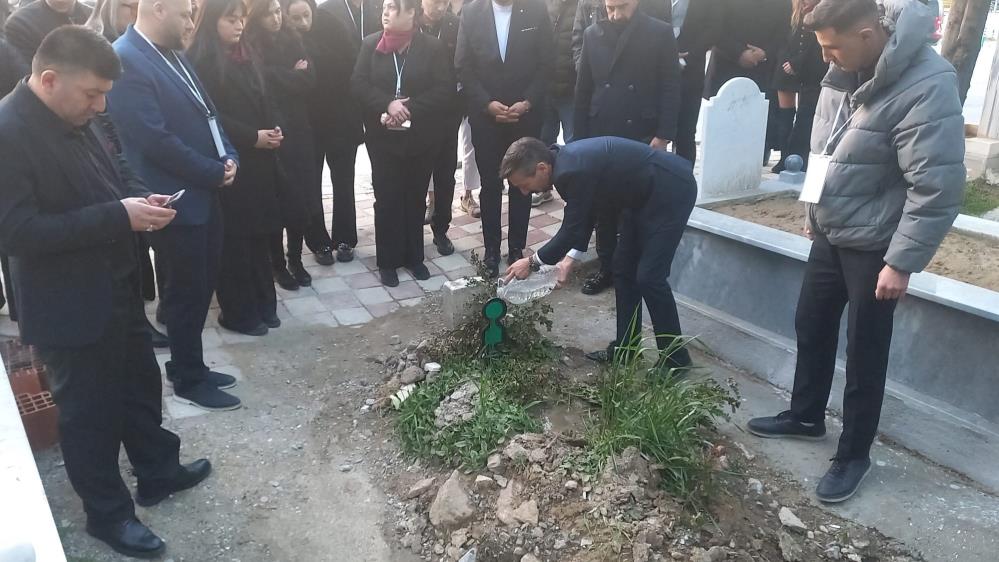 Secimi Kazandi Mezara Gitti Manisada Baskanliktan Cok Vefa Konusuldu (1)