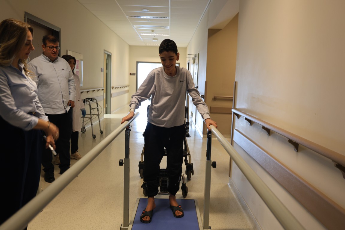 Sedyeyle Geldi Yuruyerek Cikti 14 Yasindaki Azizin Mucize Donusu (2) (Orta)