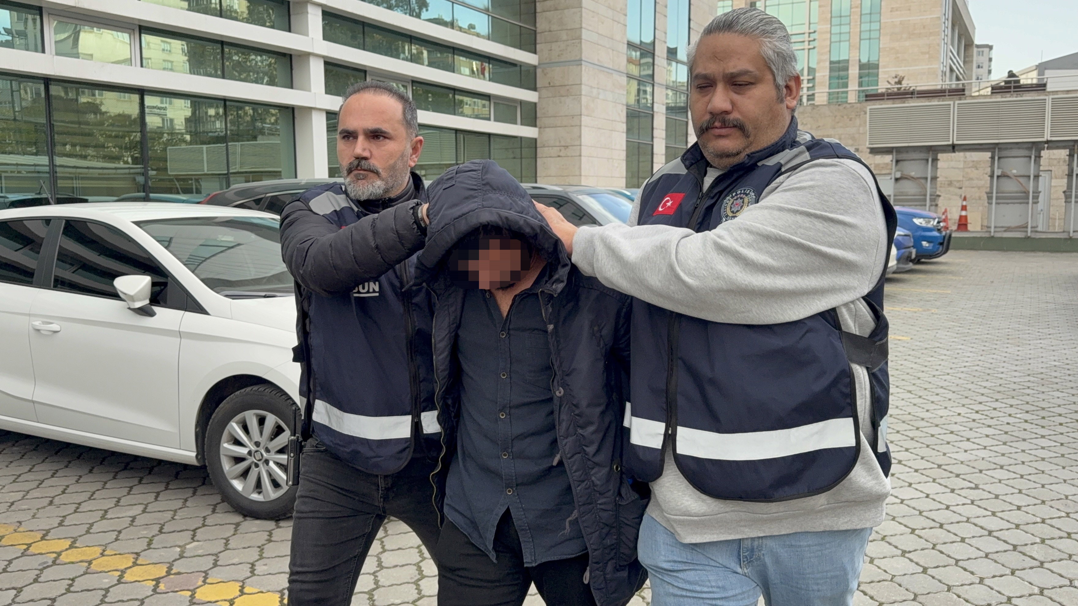 Sevgilisini Boğazını Keserek Öldürdü, Bıçak Ve Satırla Polise Gitti! Detaylı Ifadeler Ortaya Çıktı (4)