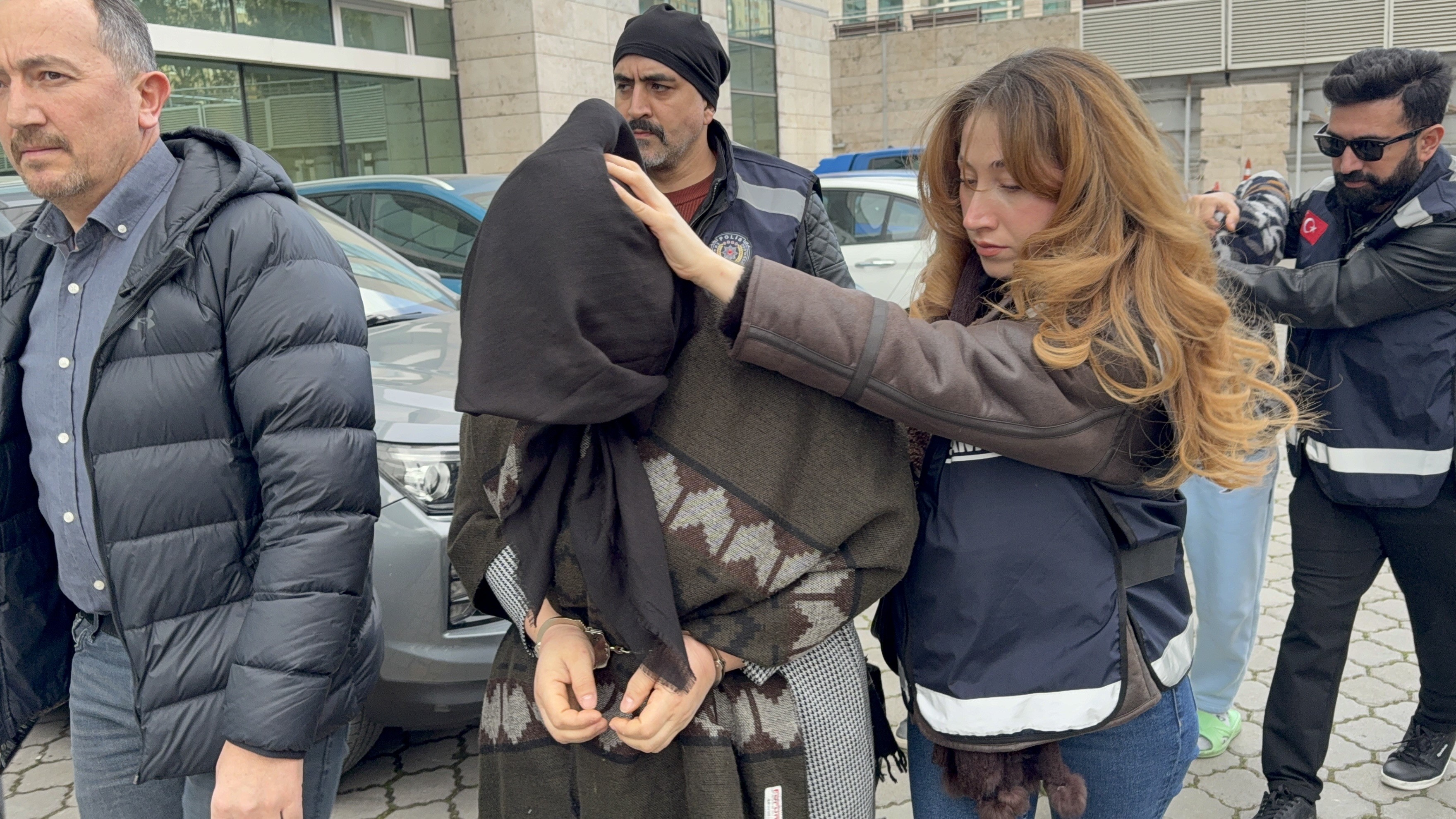 Sevgilisini Boğazını Keserek Öldürdü, Bıçak Ve Satırla Polise Gitti! Detaylı Ifadeler Ortaya Çıktı (6)