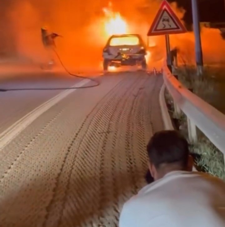 Seyir Halindeyken Alev Aldi Otomobil Alev Topuna Dondu Aracinin Yanisini Caresizce Izledi (2)