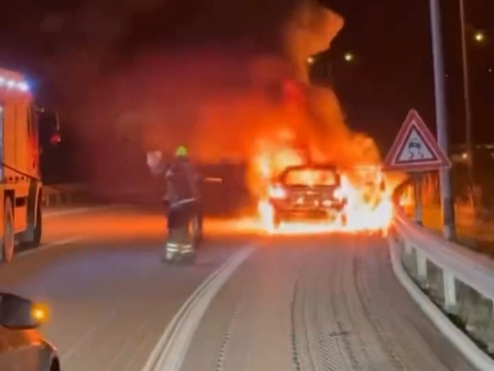 Seyir Halindeyken Alev Aldi Otomobil Alev Topuna Dondu Aracinin Yanisini Caresizce Izledi (4)