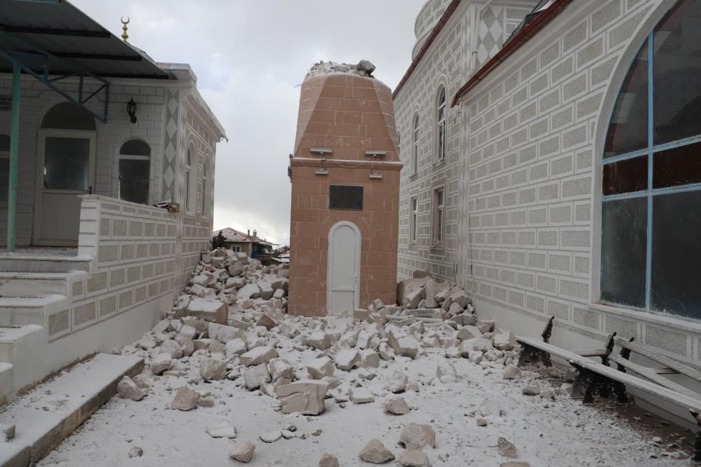 Siddetli Firtina Selendiyi Vurdu Iki Caminin Minaresi Yikildi (2)