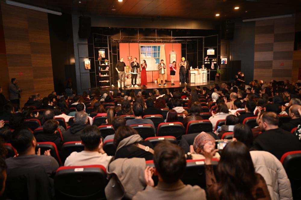 Siddetli Gecimsizlik Oyuna Manisali Sanatseverlerden Tam Not (1)