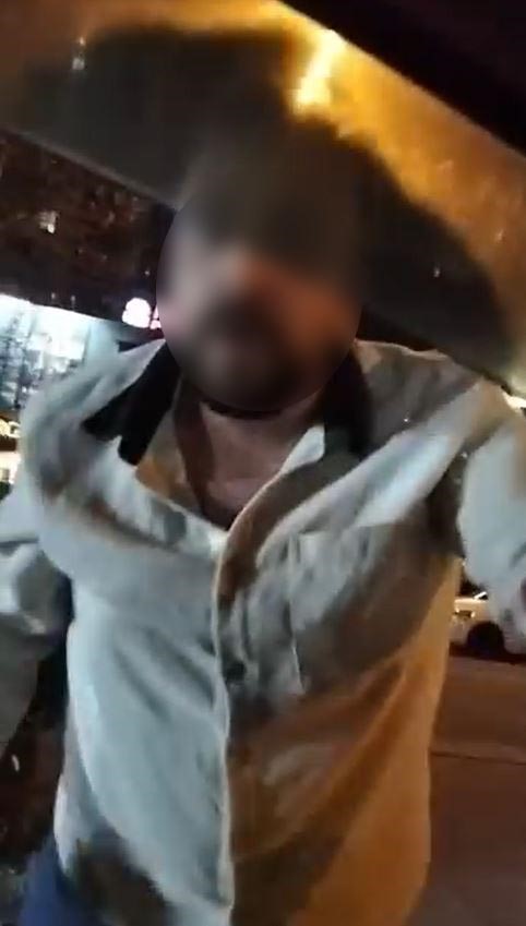 Sinirlerine Hakim Olamadı, Taksinin Camını Kafasıyla Kırdı! Trafikte Öfke Patlaması Kamerada (2)