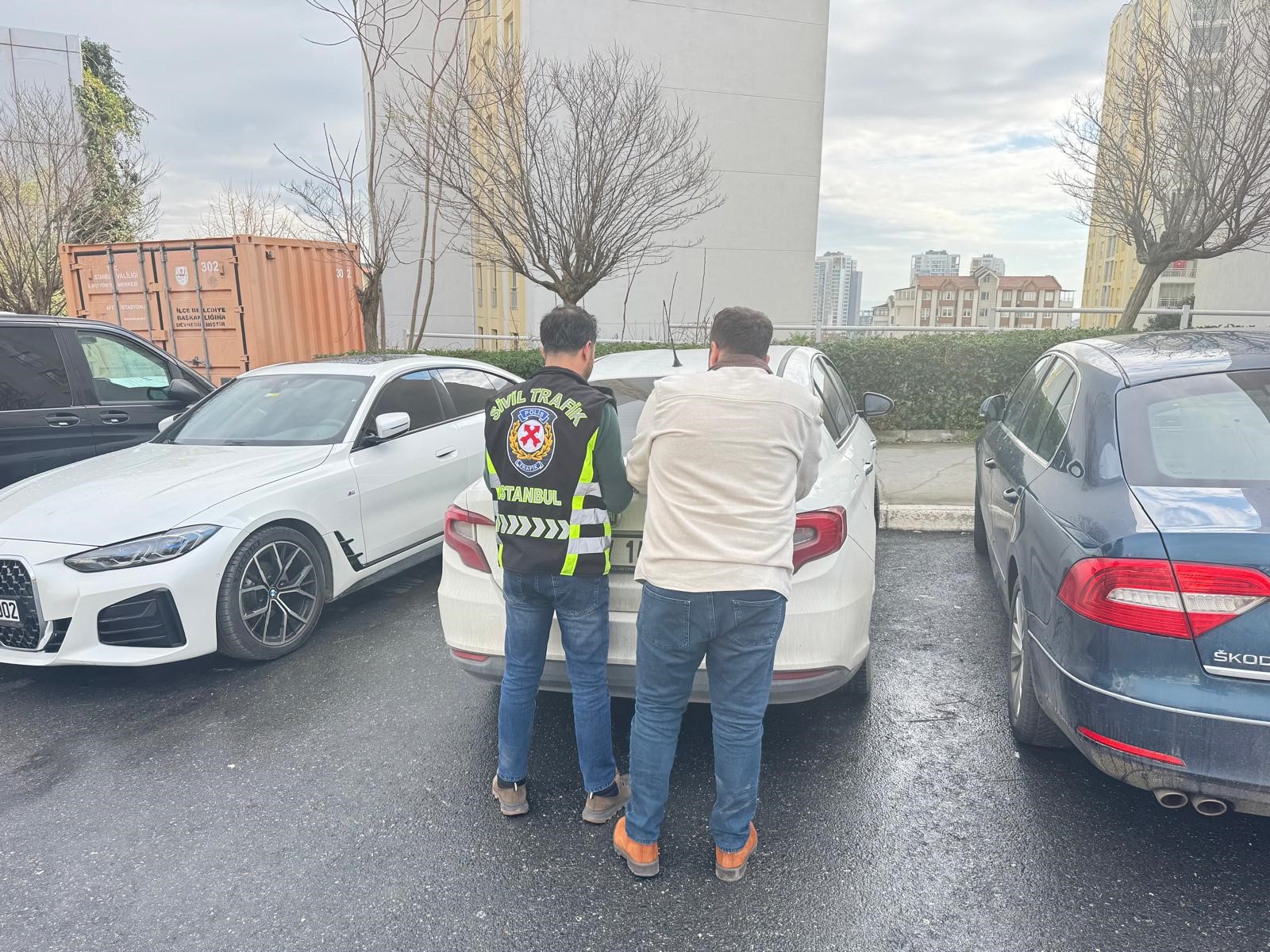 Sinirlerine Hakim Olamadı, Taksinin Camını Kafasıyla Kırdı! Trafikte Öfke Patlaması Kamerada (3)