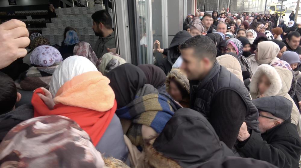 Soguk Dinlemediler Ucuz Urun Icin Saatlerce Beklediler (3)