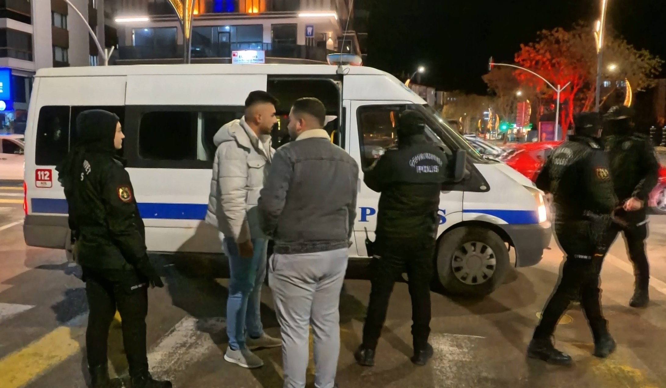 Sokak Ortasında Bıçaklı Dehşet! Araçta Otururken Bıçaklandı (3)