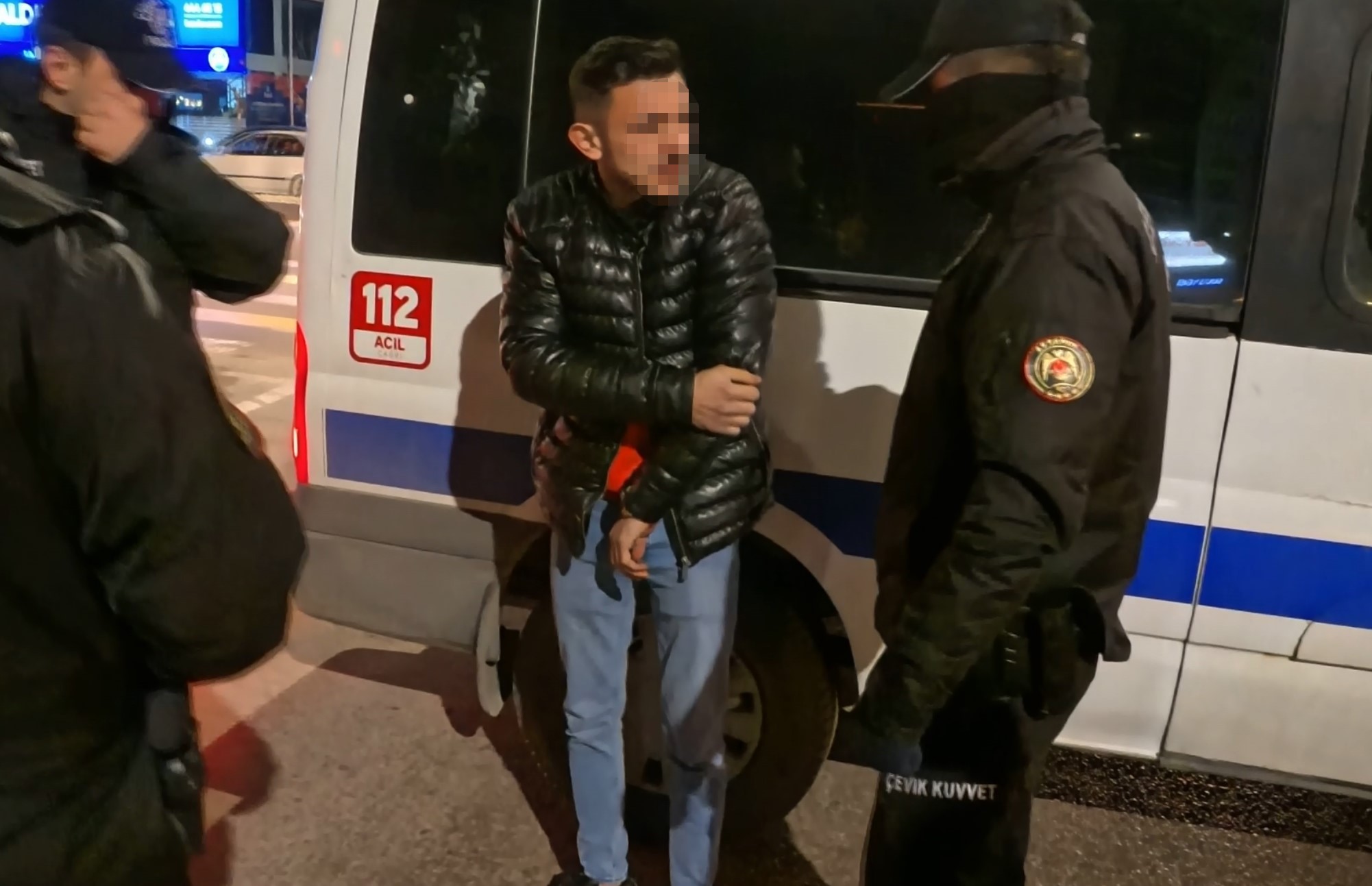 Sokak Ortasında Bıçaklı Dehşet! Araçta Otururken Bıçaklandı (4)