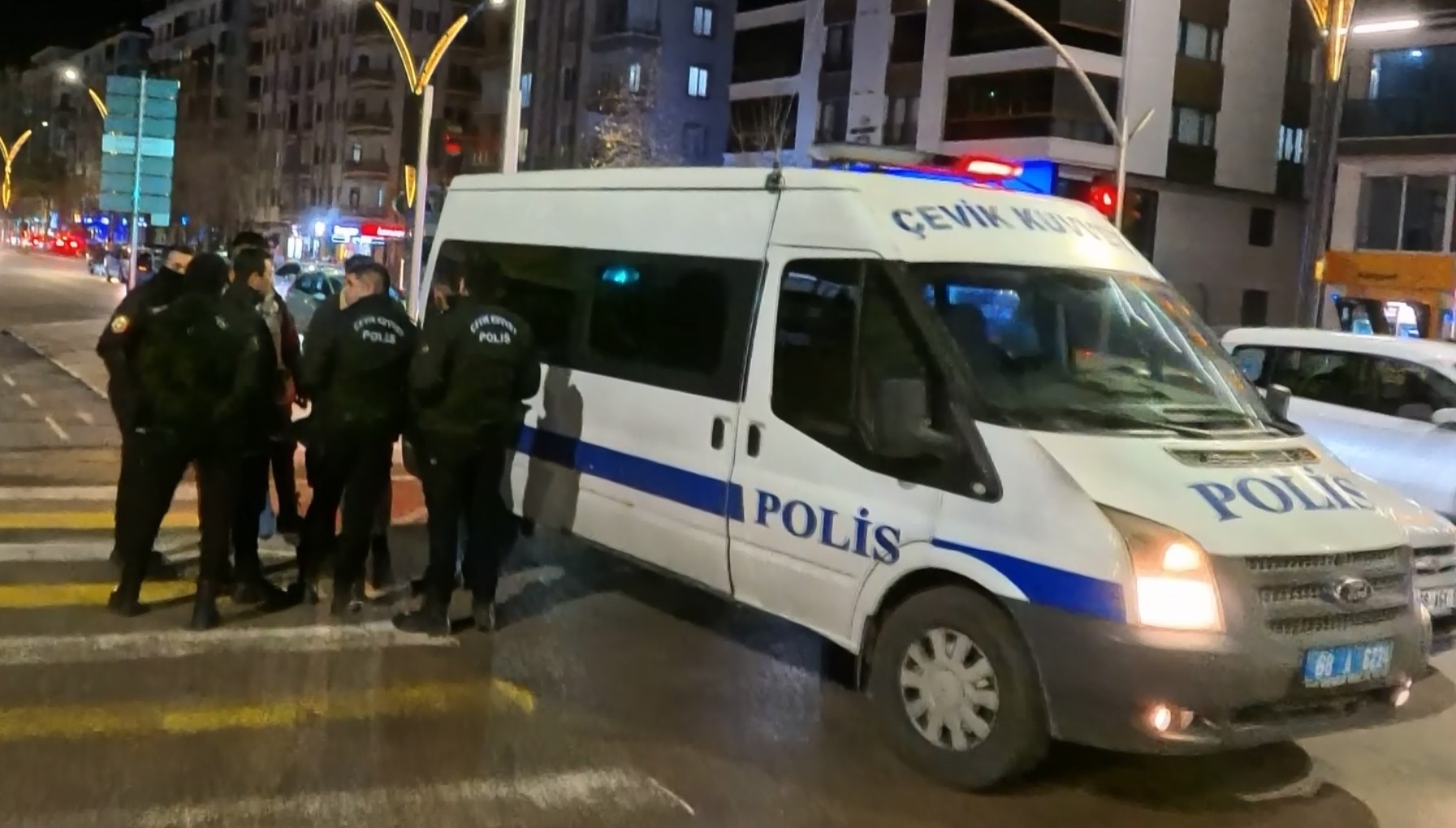 Sokak Ortasında Bıçaklı Dehşet! Araçta Otururken Bıçaklandı (6)