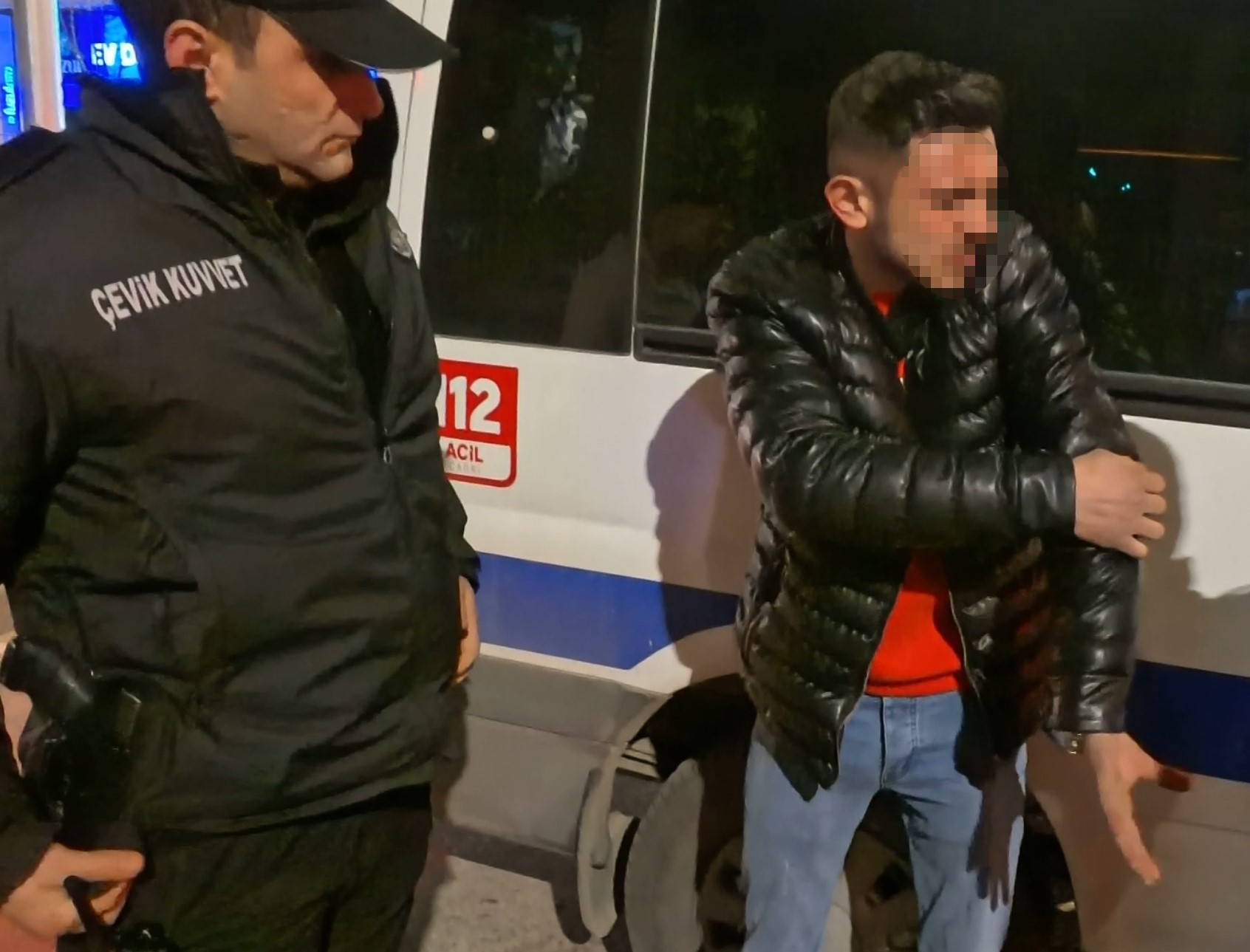 Sokak Ortasında Bıçaklı Dehşet! Araçta Otururken Bıçaklandı (7)