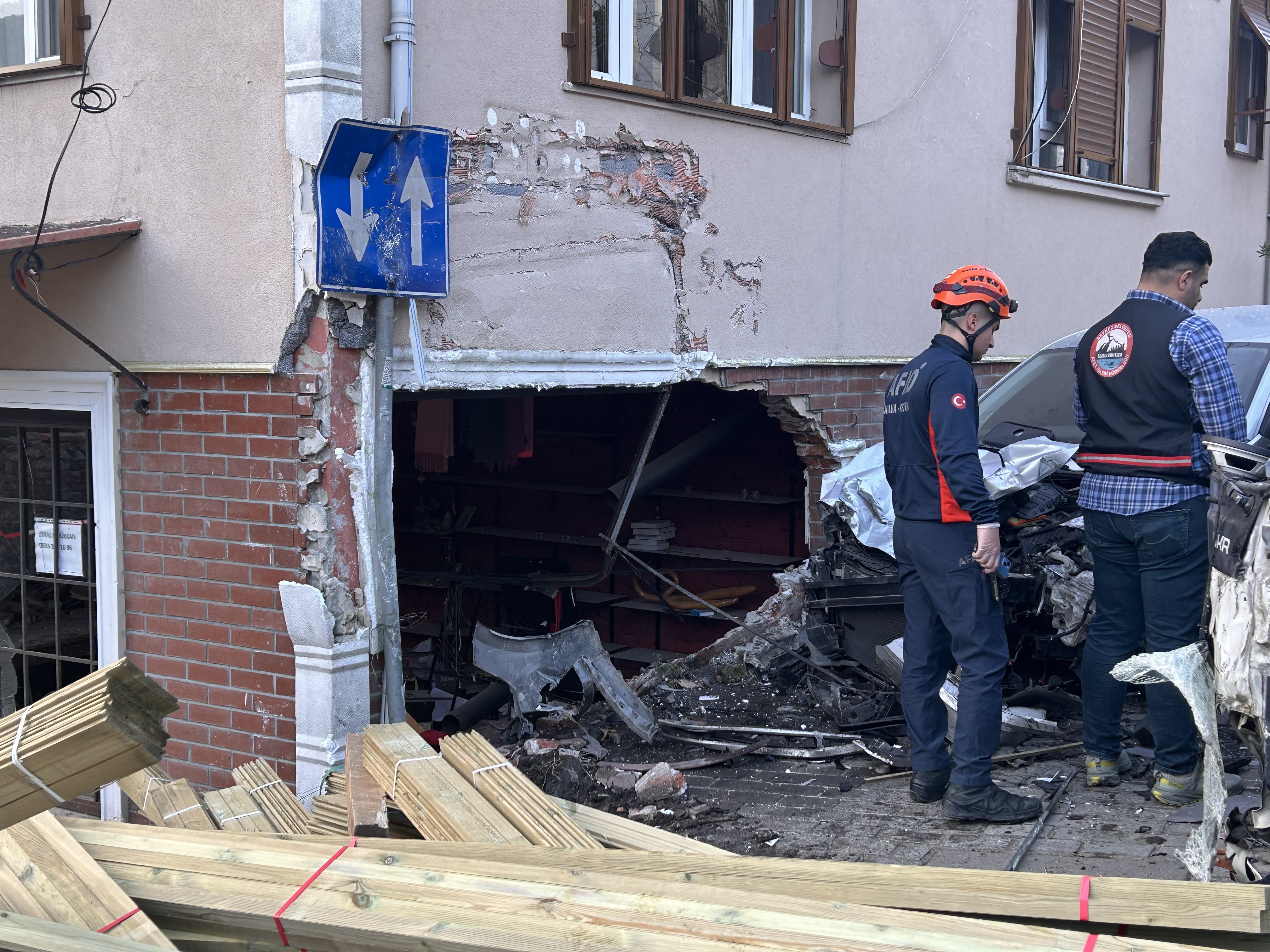 Tahta Yüklü Kamyon Dükkana Girdi 2 Kişi Hayatını Kaybetti (6)