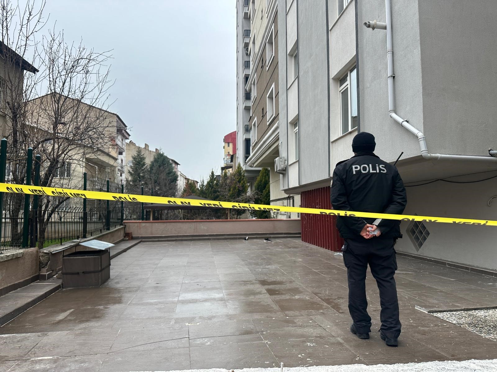 Tamir Için Çıktı, Yere Çakıldı! Ağır Yaralanan Apartman Yöneticisi Kurtarılamadı (2)