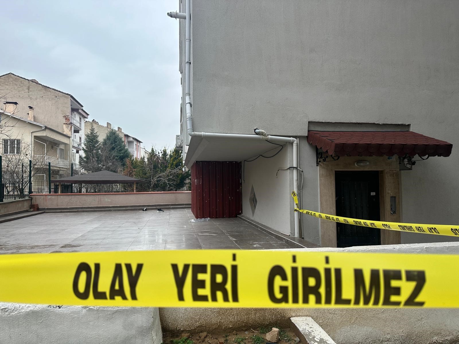 Tamir Için Çıktı, Yere Çakıldı! Ağır Yaralanan Apartman Yöneticisi Kurtarılamadı (3)