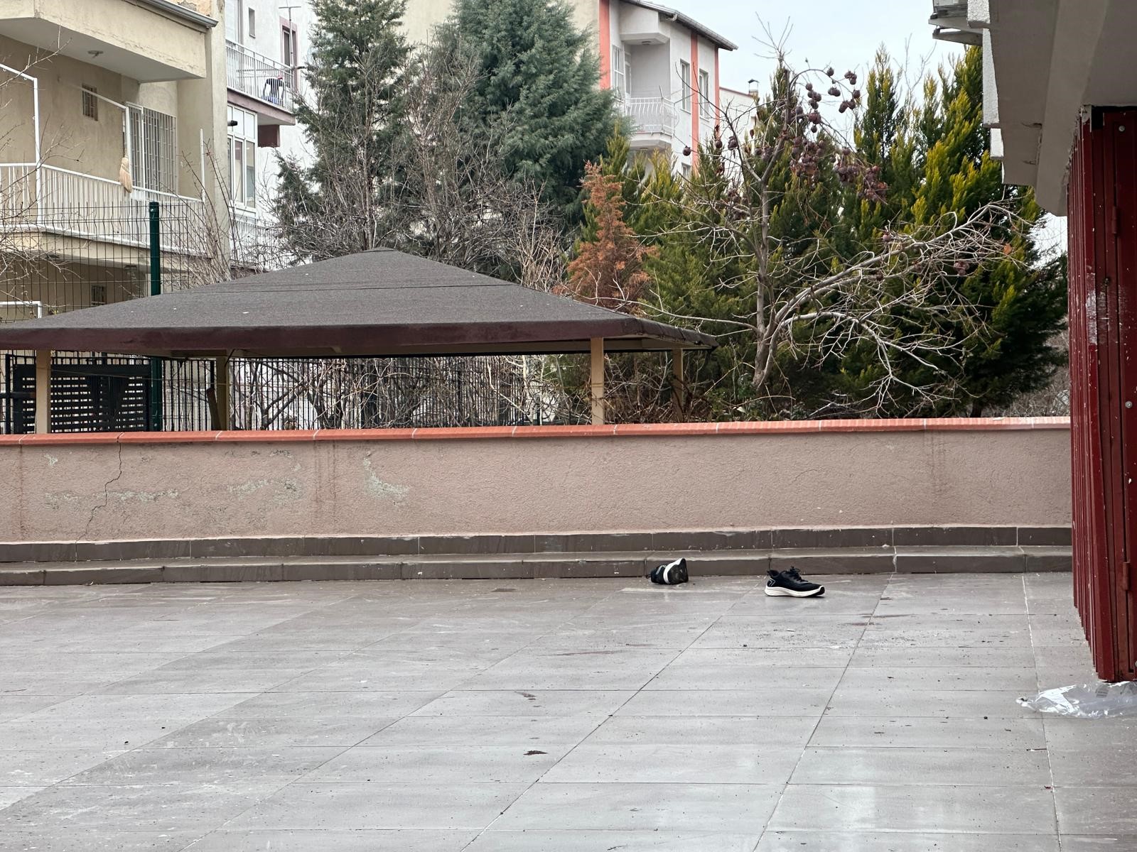 Tamir Için Çıktı, Yere Çakıldı! Ağır Yaralanan Apartman Yöneticisi Kurtarılamadı (6)