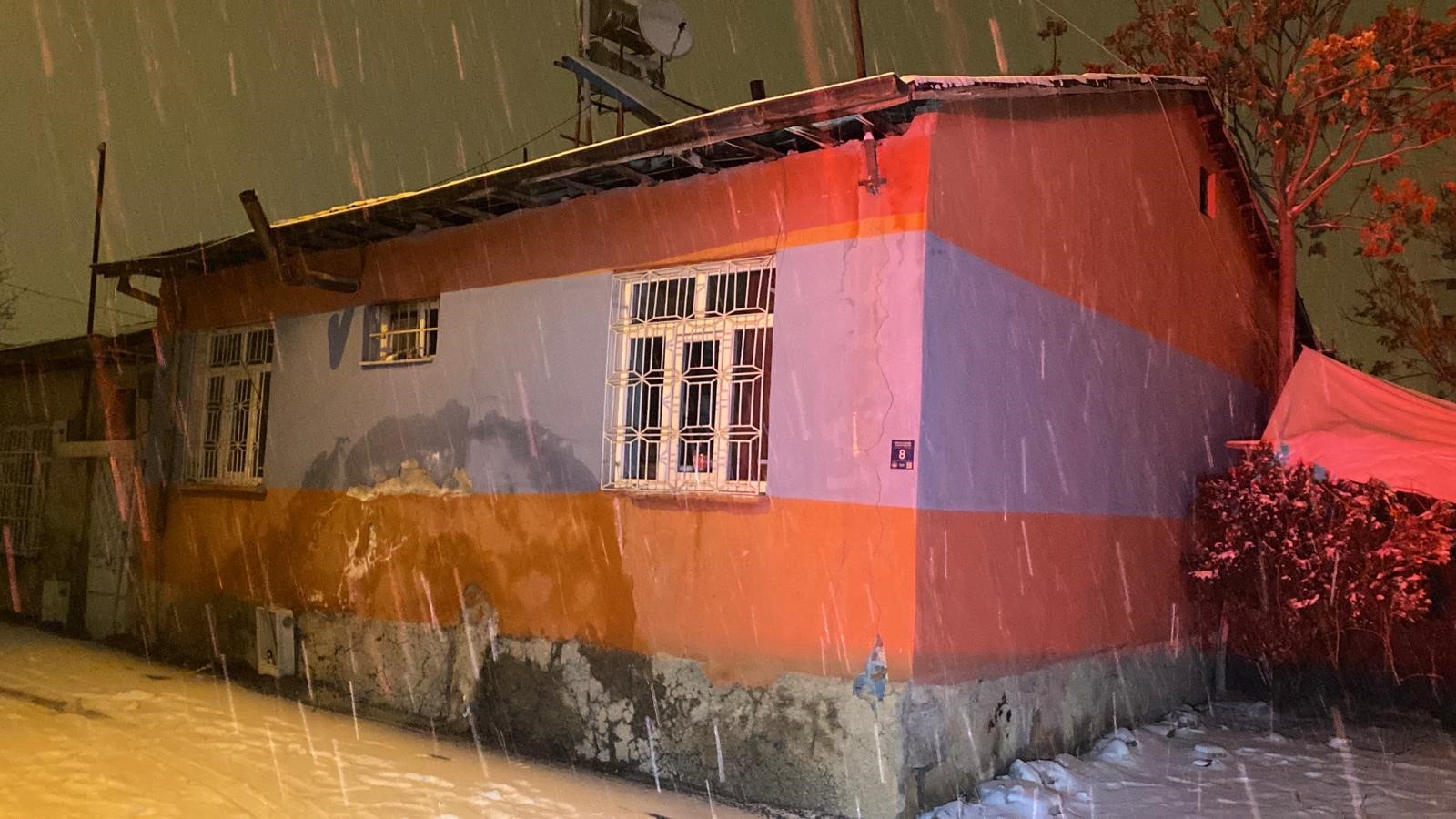 Tek Katlı Ev Alevlere Teslim Oldu! Dumandan Zehirlenen Engelli Genç Kız Öldü (4)