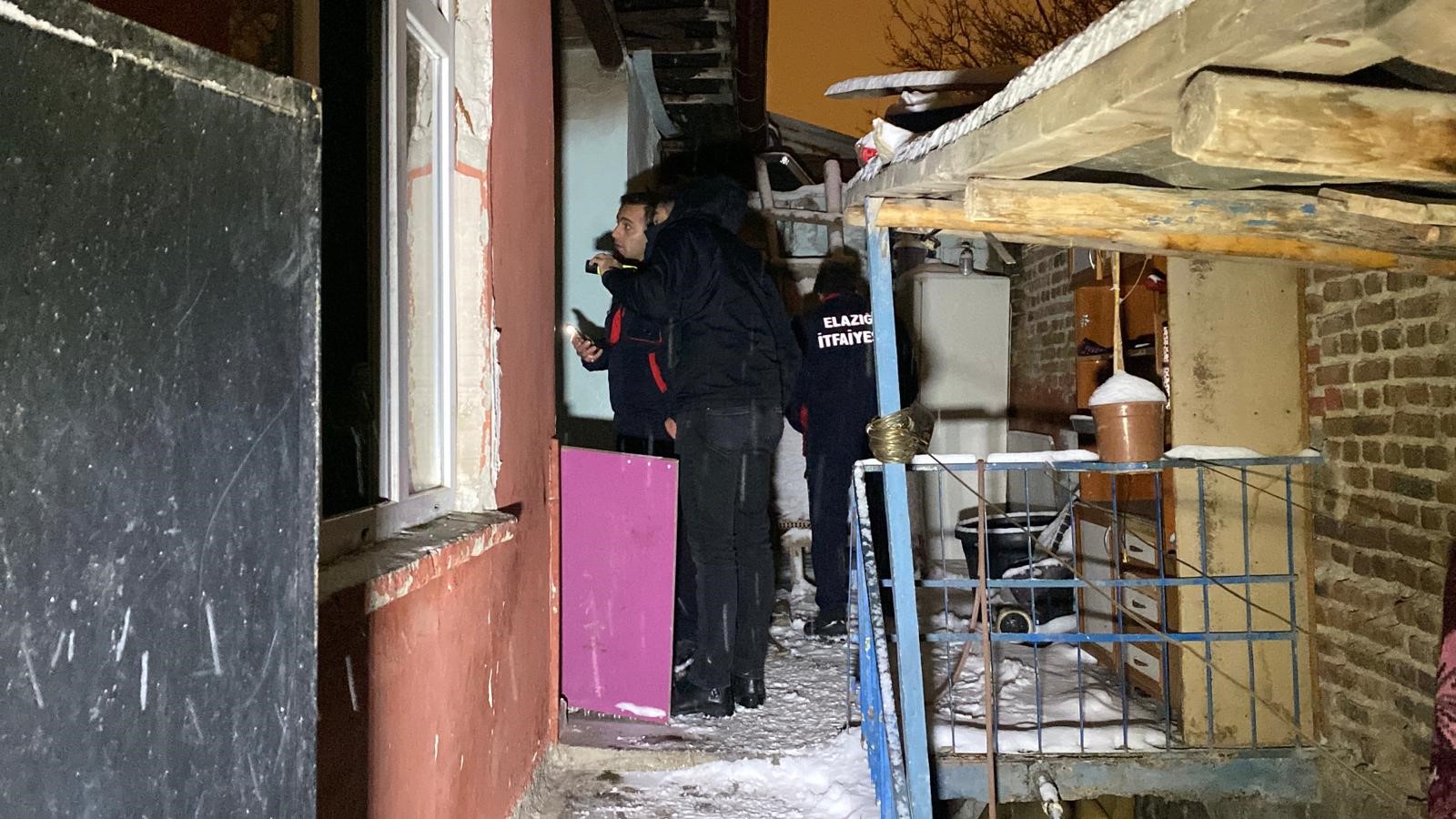 Tek Katlı Ev Alevlere Teslim Oldu! Dumandan Zehirlenen Engelli Genç Kız Öldü (5)