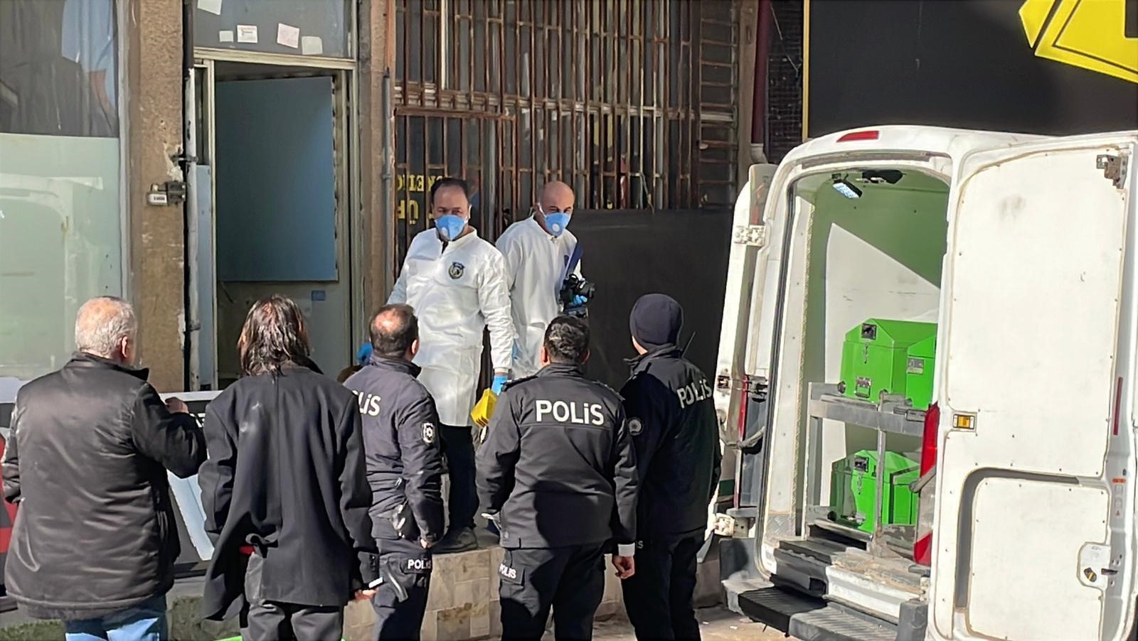 Telefonlari Caliyor Ama Acmiyordu Polis Daireye Girdiginde Her Sey Icin Cok Gecti (3)