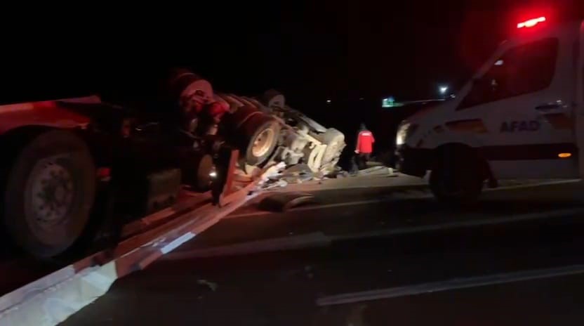 Tır Bariyerlere Çarpıp Devrildi Sürücü Kabin Altında Can Verdi (3)