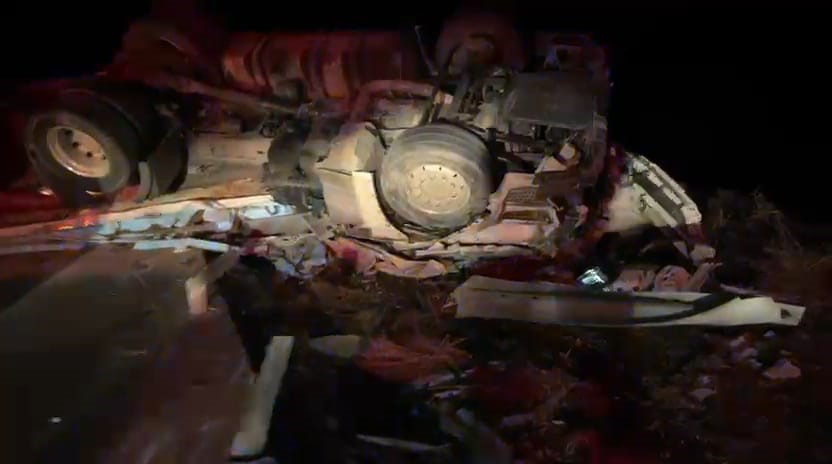 Tır Bariyerlere Çarpıp Devrildi Sürücü Kabin Altında Can Verdi (5)