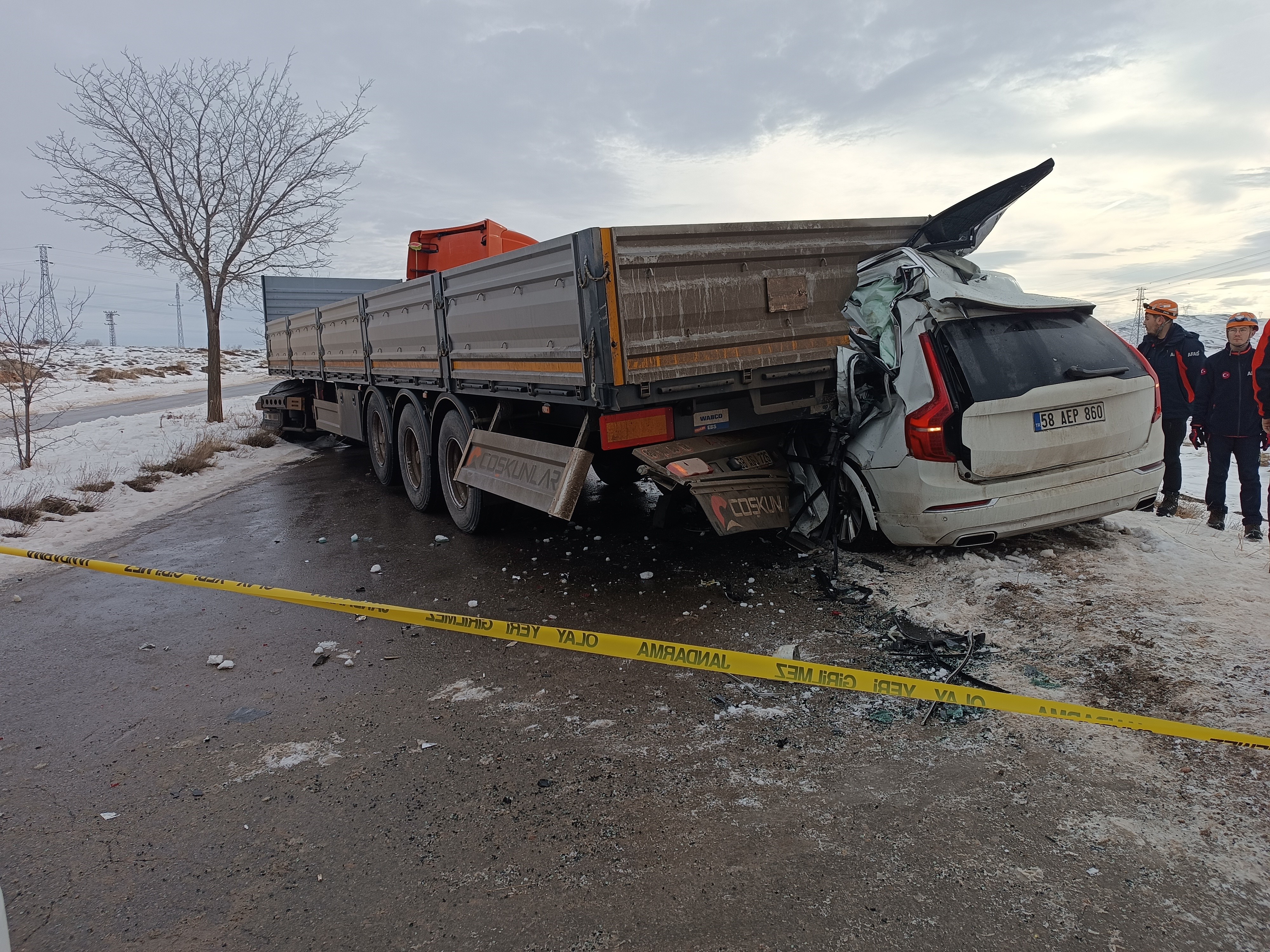 Tıra Çarpan Cip Hurdaya Döndü Tanınmış Iş Insanı Olay Yerinde Öldü (10)