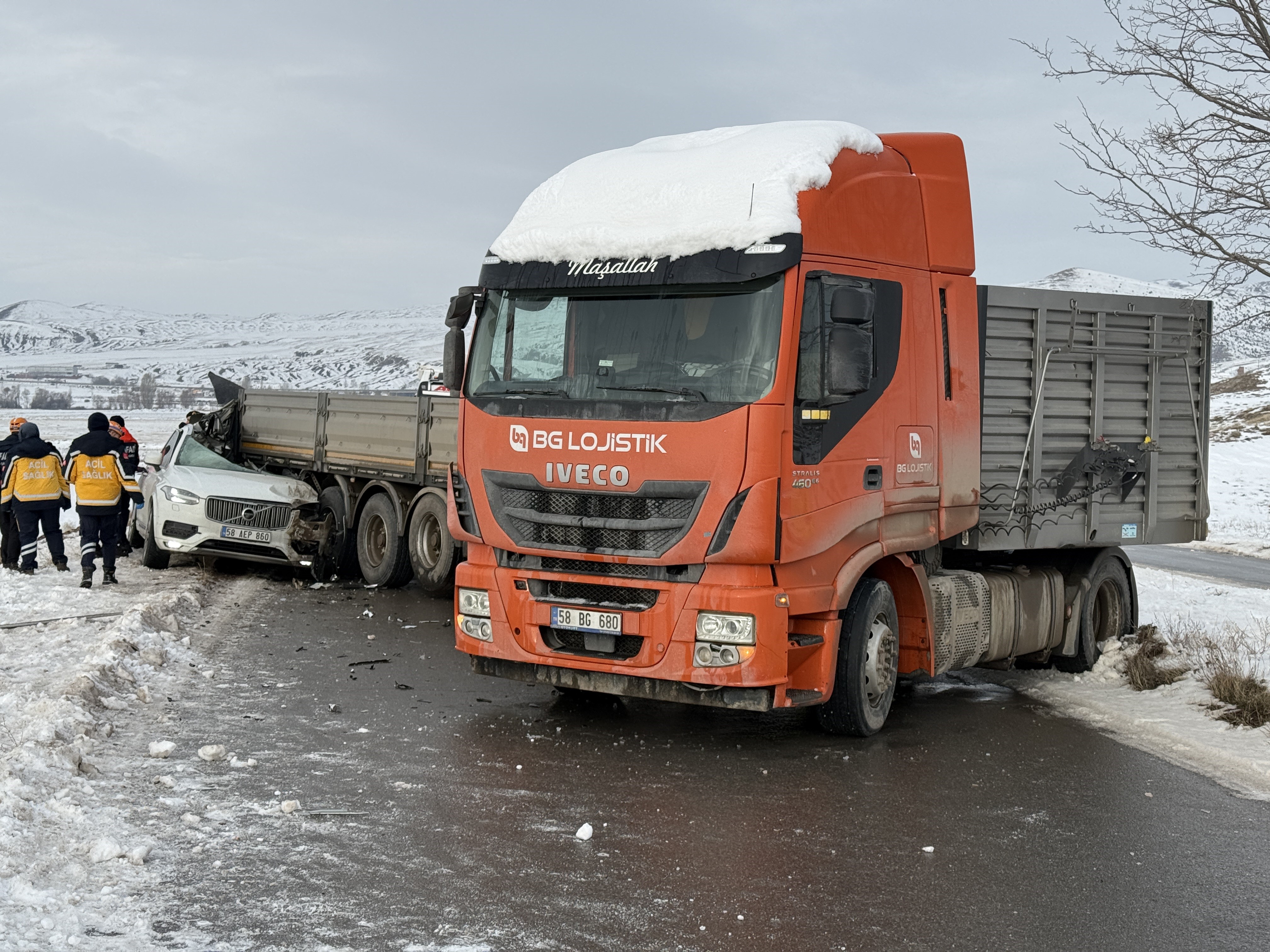 Tıra Çarpan Cip Hurdaya Döndü Tanınmış Iş Insanı Olay Yerinde Öldü (8)