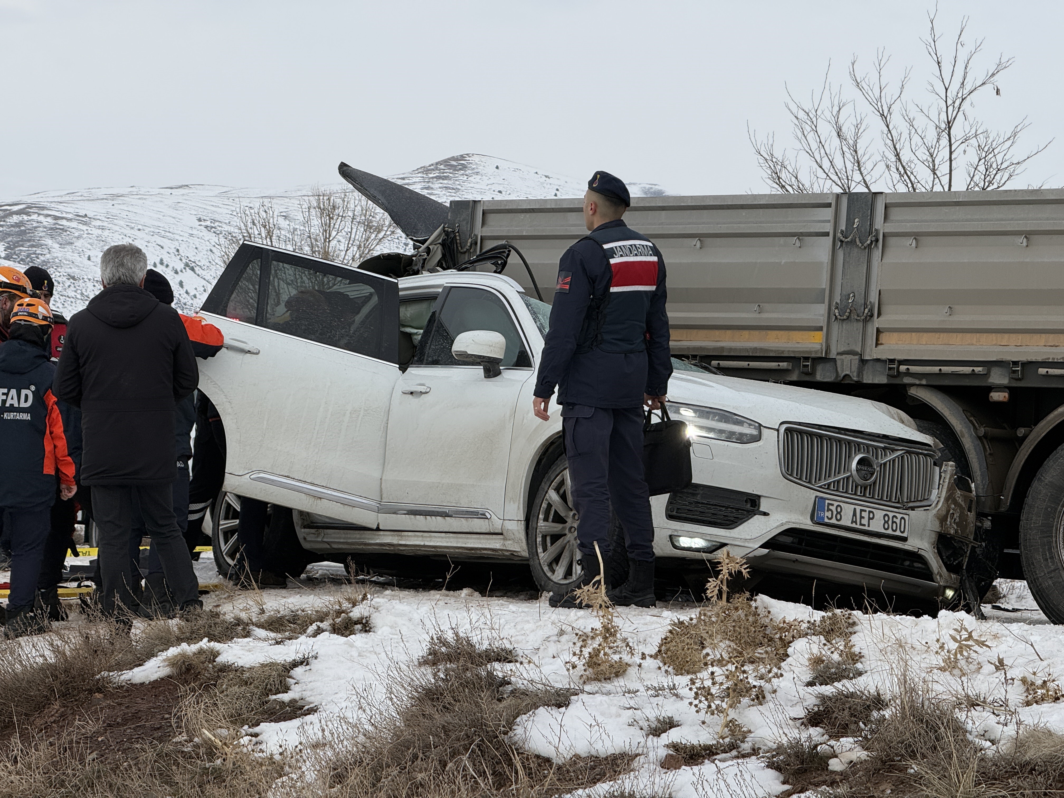 Tıra Çarpan Cip Hurdaya Döndü Tanınmış Iş Insanı Olay Yerinde Öldü (9)