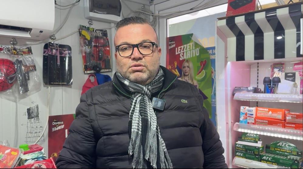 Topunu Sisirip Icecegini Alan Cocuga Esnaftan Hosgoru (3)