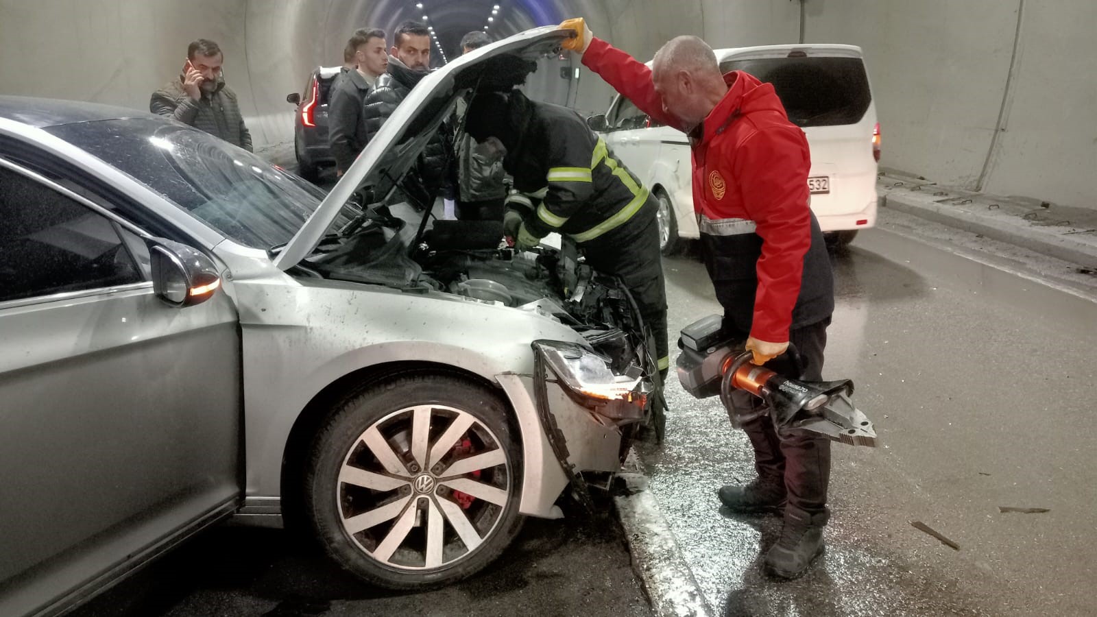Tünelde Görüş Sıfıra Düştü, Araçlar Birbirine Girdi! Korkunç Kazada 1 Ölü, 8 Yaralı (5)