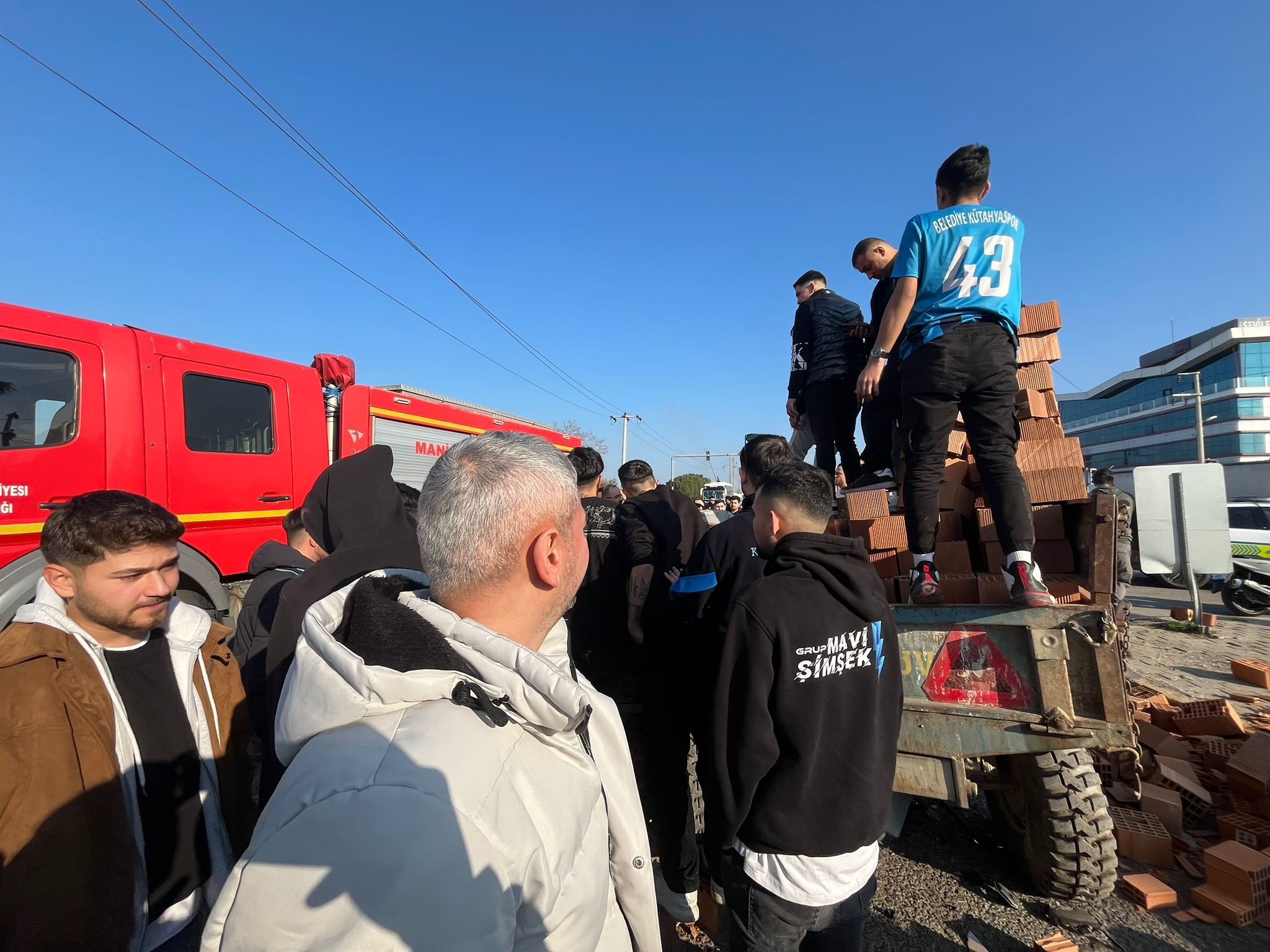 Turgutluda Ters Yon Faciasi Kiremit Yuklu Traktor Otomobili Bicti Taraftarlar Yardima (10)