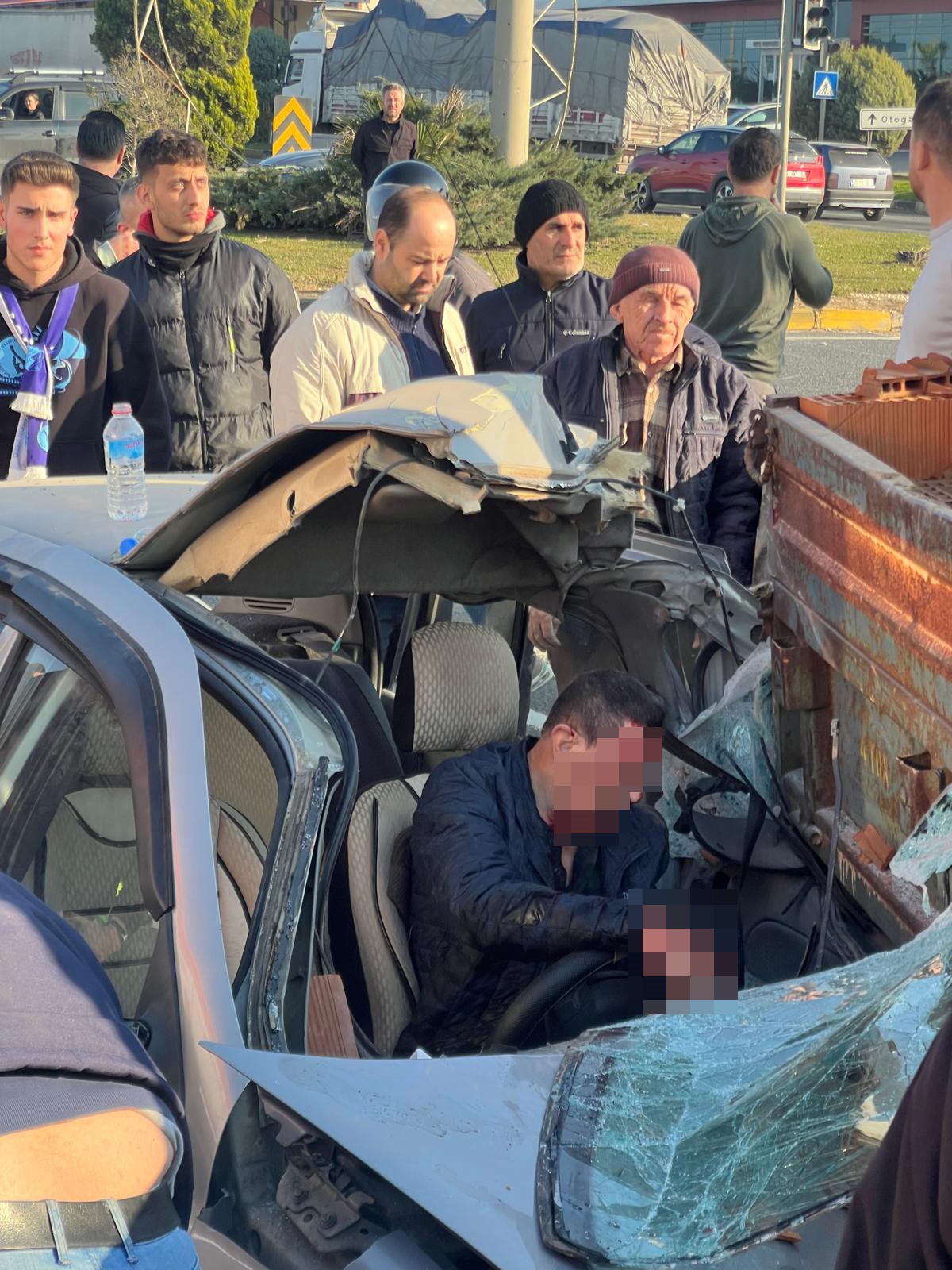 Turgutluda Ters Yon Faciasi Kiremit Yuklu Traktor Otomobili Bicti Taraftarlar Yardima (2)