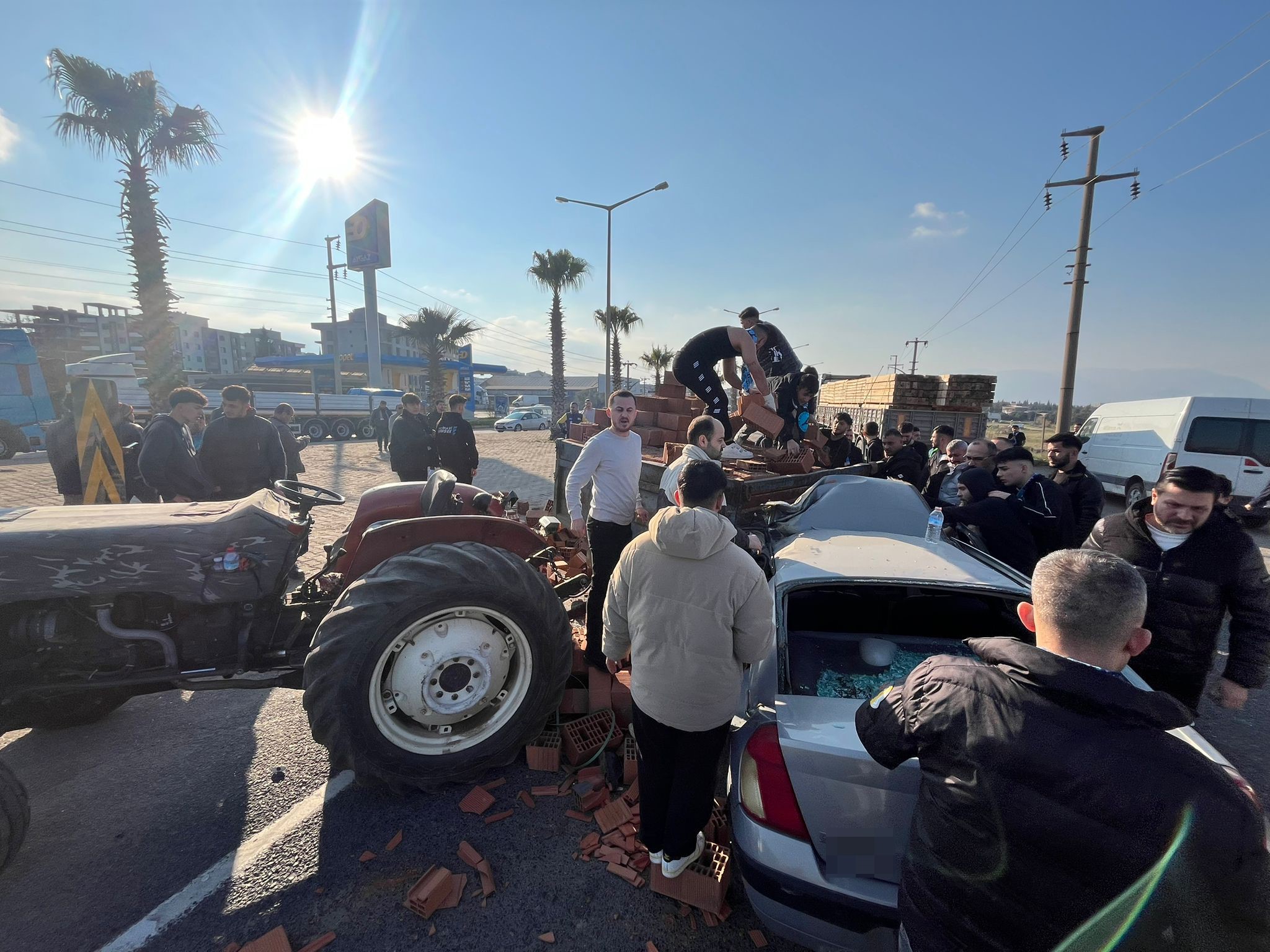 Turgutluda Ters Yon Faciasi Kiremit Yuklu Traktor Otomobili Bicti Taraftarlar Yardima (4)