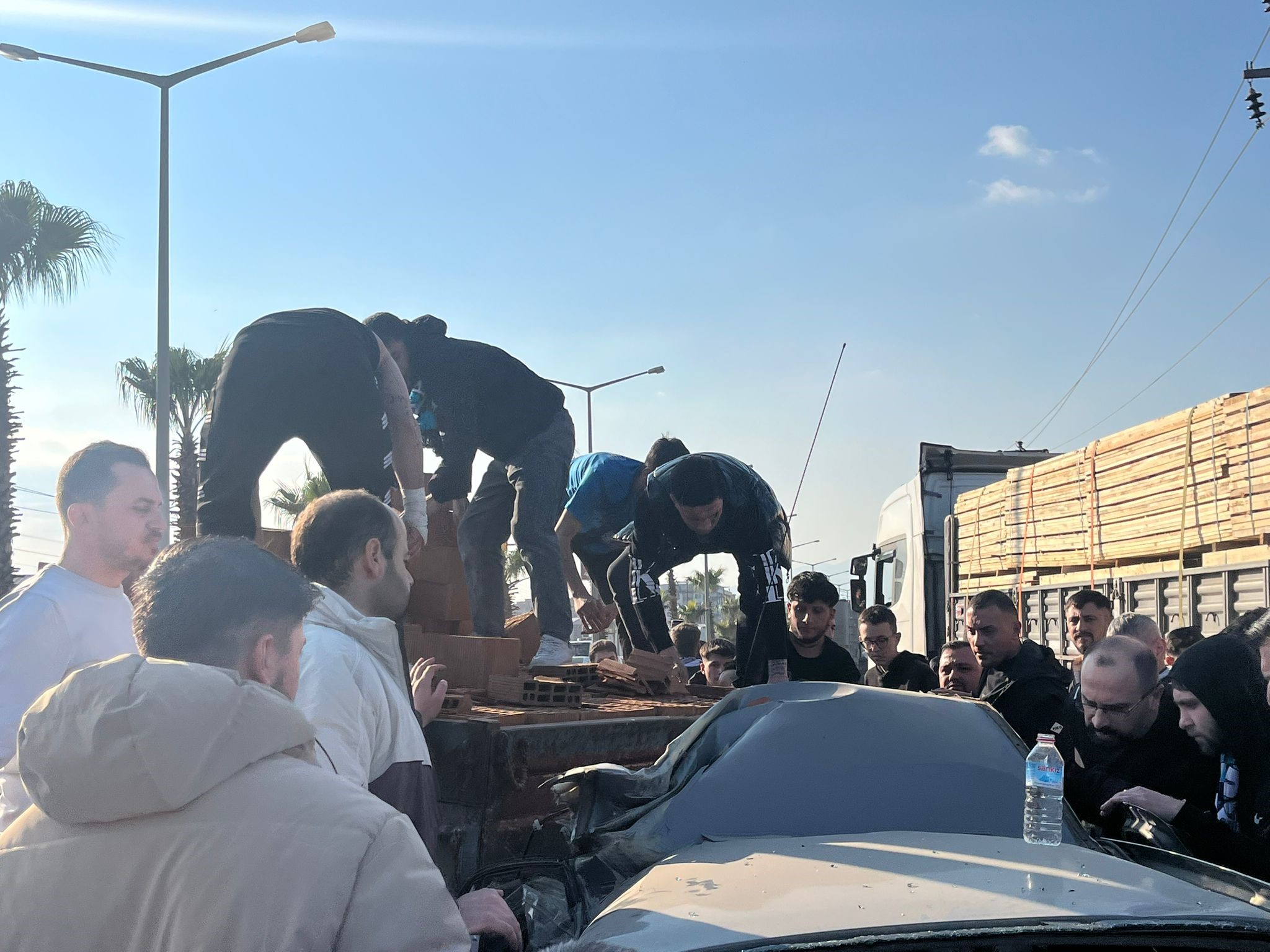 Turgutluda Ters Yon Faciasi Kiremit Yuklu Traktor Otomobili Bicti Taraftarlar Yardima (5)